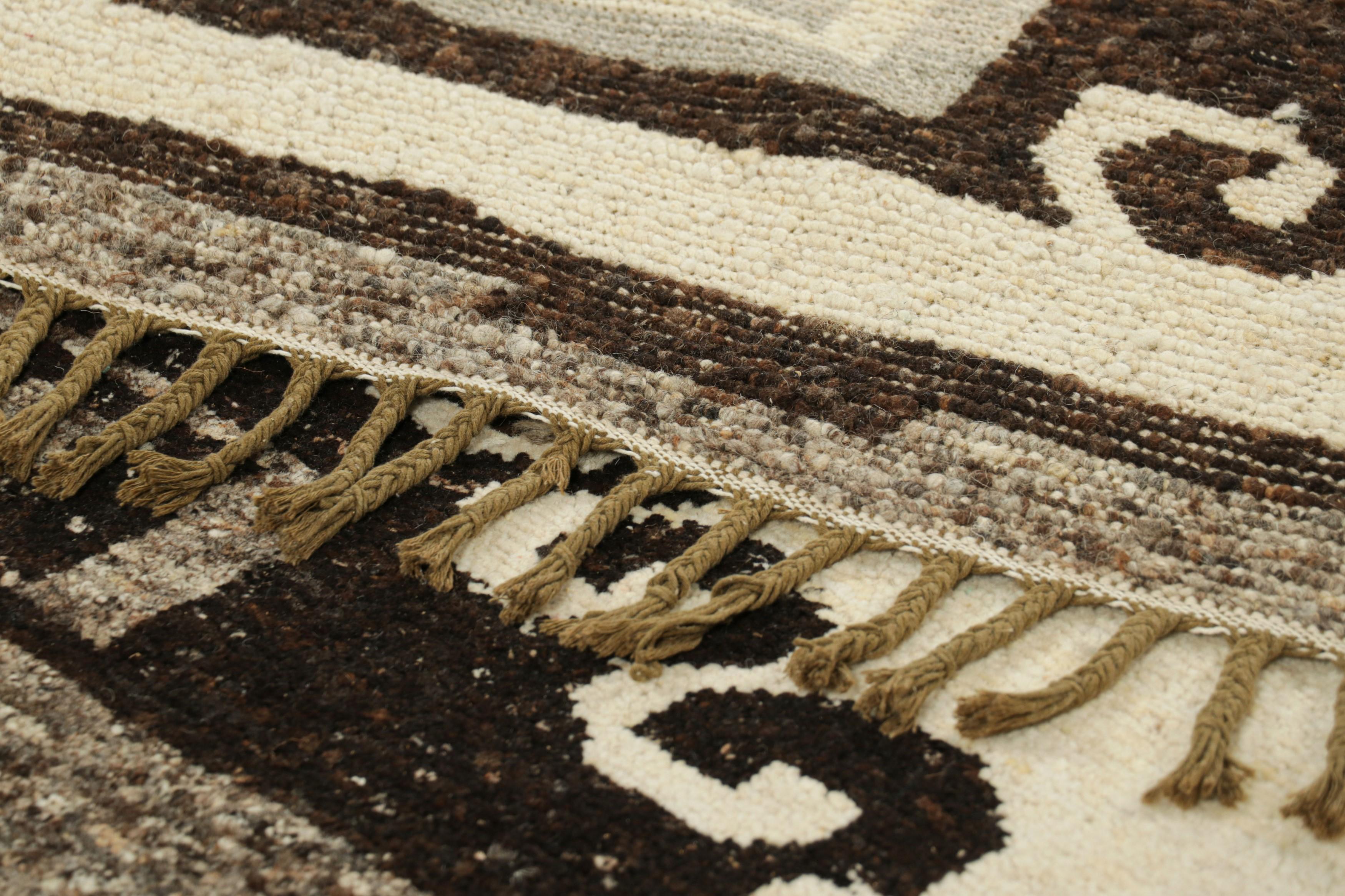Laine Rug & Kilim's Kilim de style tribal en crème et Brown avec médaillons en vente
