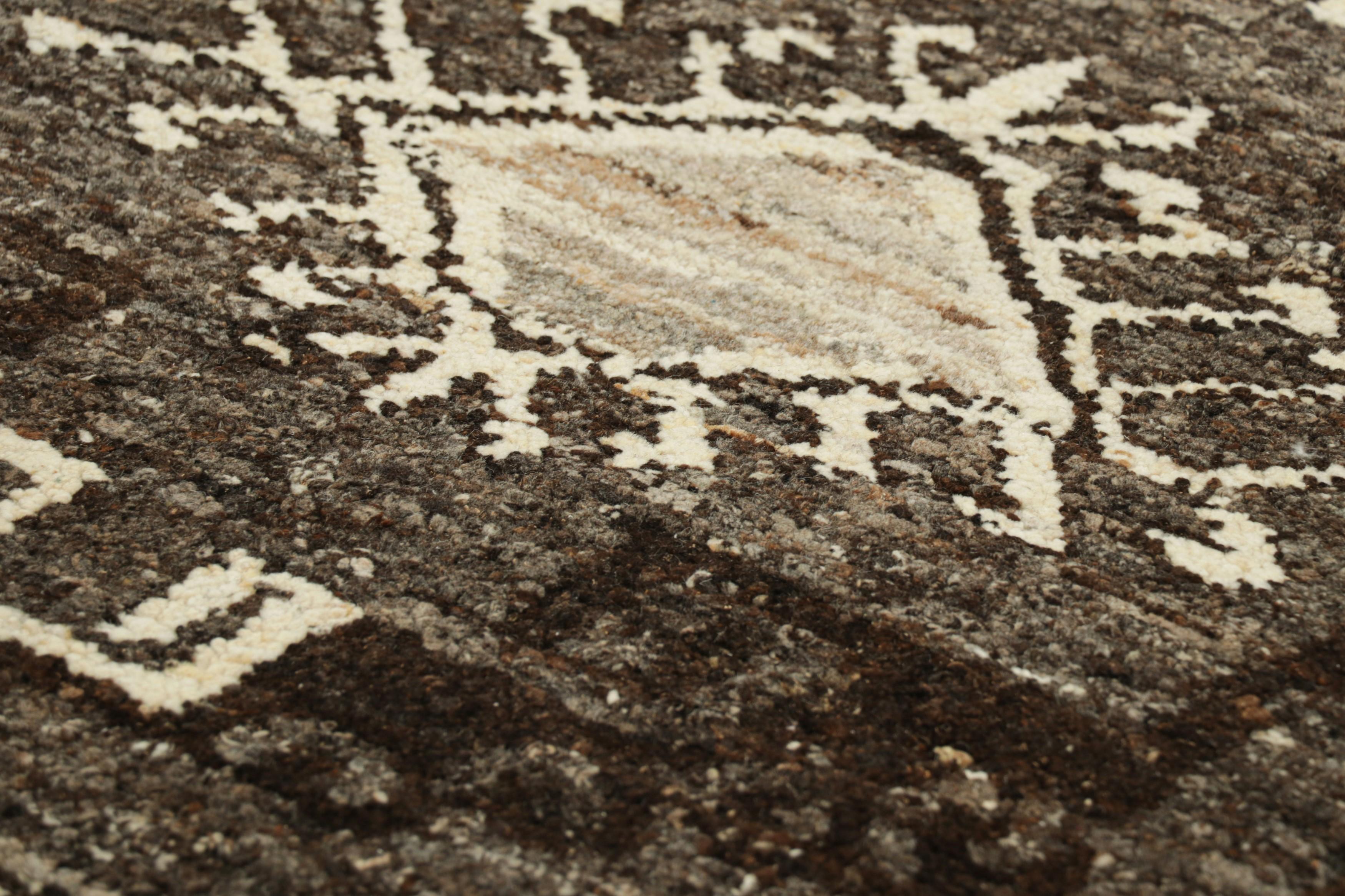 Fabricada con lana tejida a mano, esta alfombra de 3x9 de tejido plano y corredor contemporáneo representa una nueva y emocionante línea de la colección Modern Classics de Rug & Kilim: una nueva y rica textura que subraya los diseños inspirados en