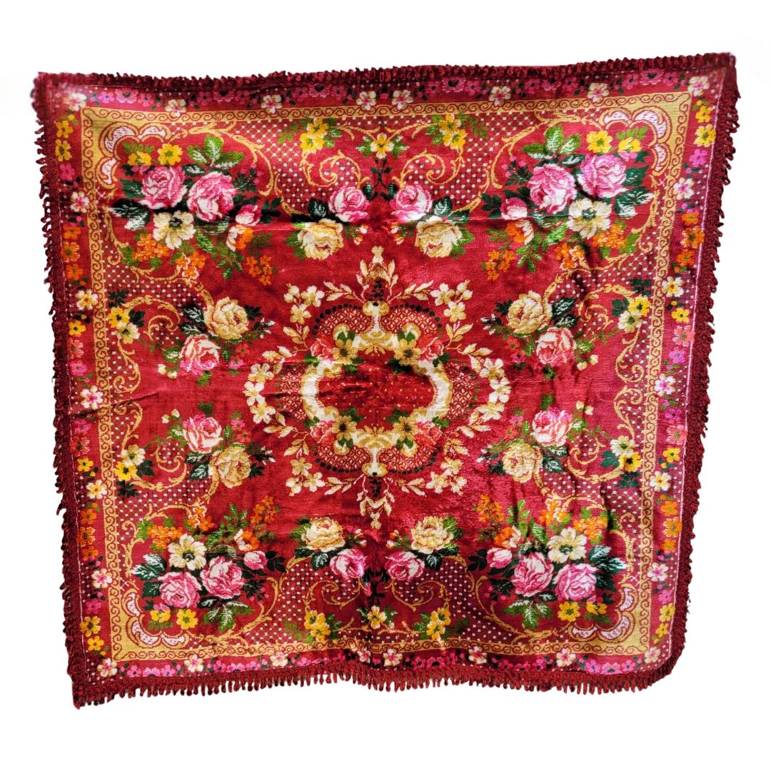 Splendido copriletto decorativo proveniente dall'Europa orientale o dalla Turchia, risalente agli anni '40 circa. Questi pezzi si distinguono per la loro squisita fattura e il forte significato simbolico, eredità diretta della ricca tradizione