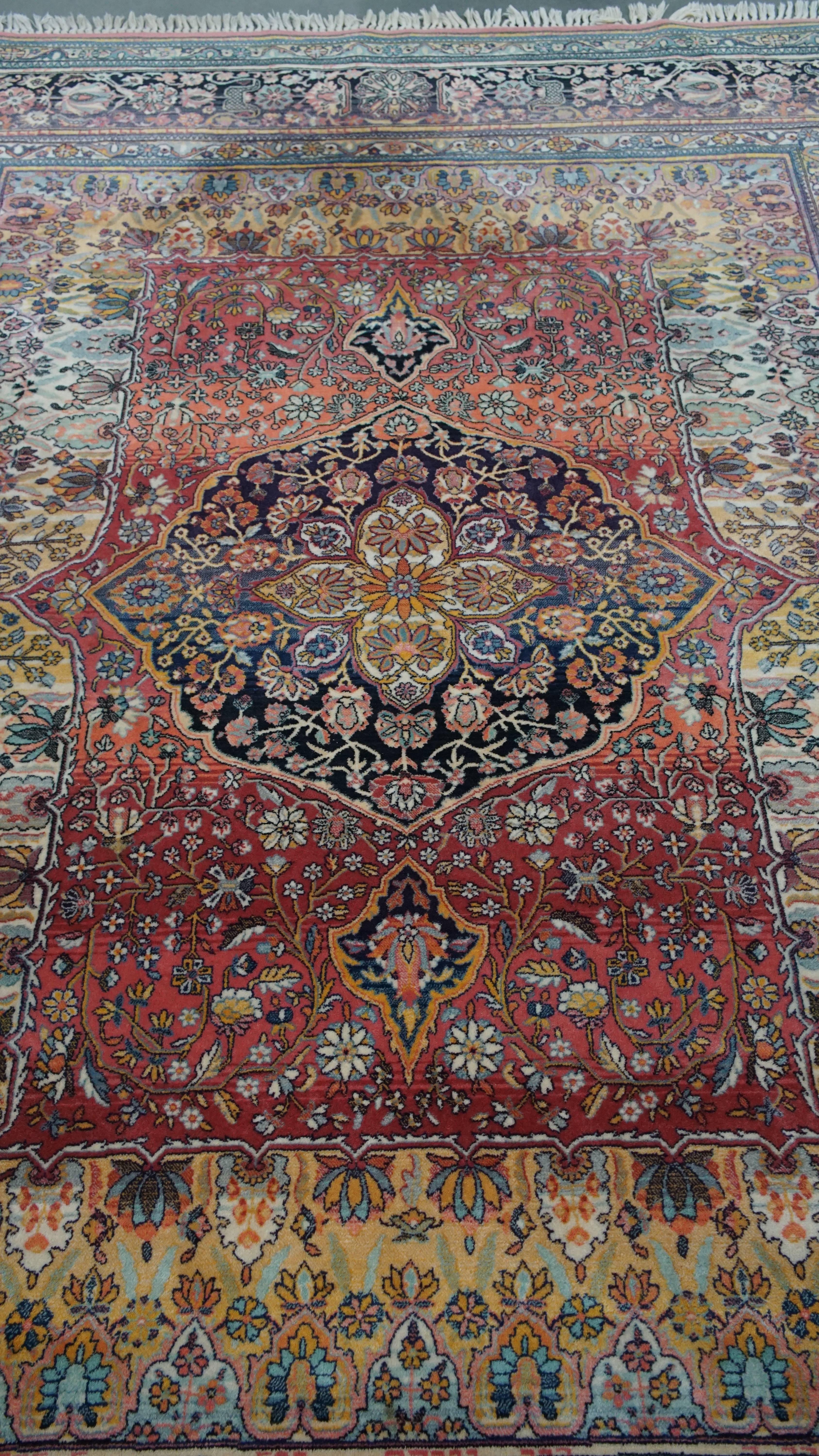 Angeboten wird hier dieser farbenfrohe Teppich im orientalischen Stil mit schönen Farben und den Maßen 281x196 cm. 

Lassen Sie Ihr Zuhause mit diesem atemberaubenden Teppich erstrahlen. Es zeichnet sich durch satte Farben und aufwändige Details