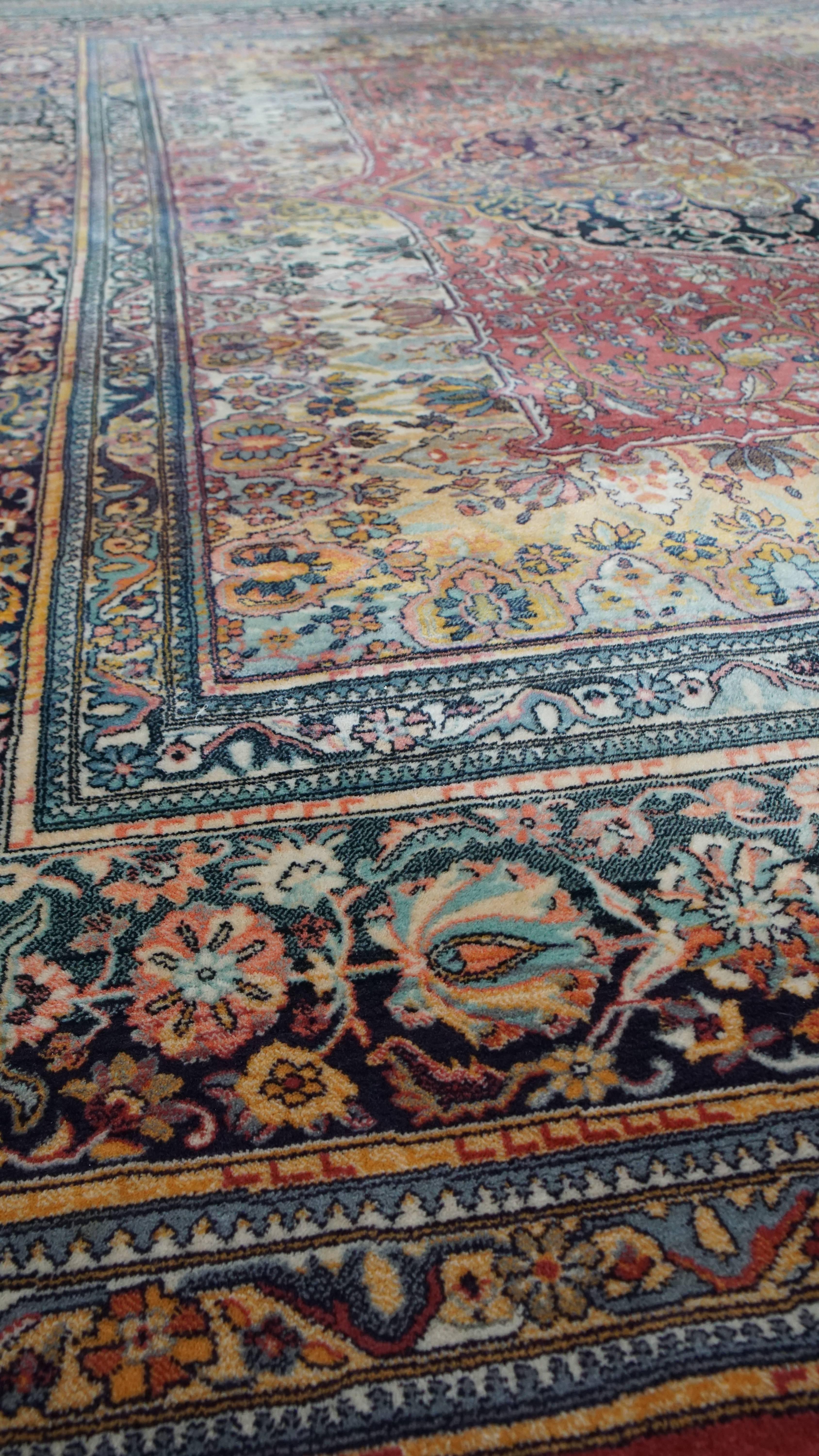 Teppich mit schönen Farben - 281x196 cm (Klassisch-römisch) im Angebot
