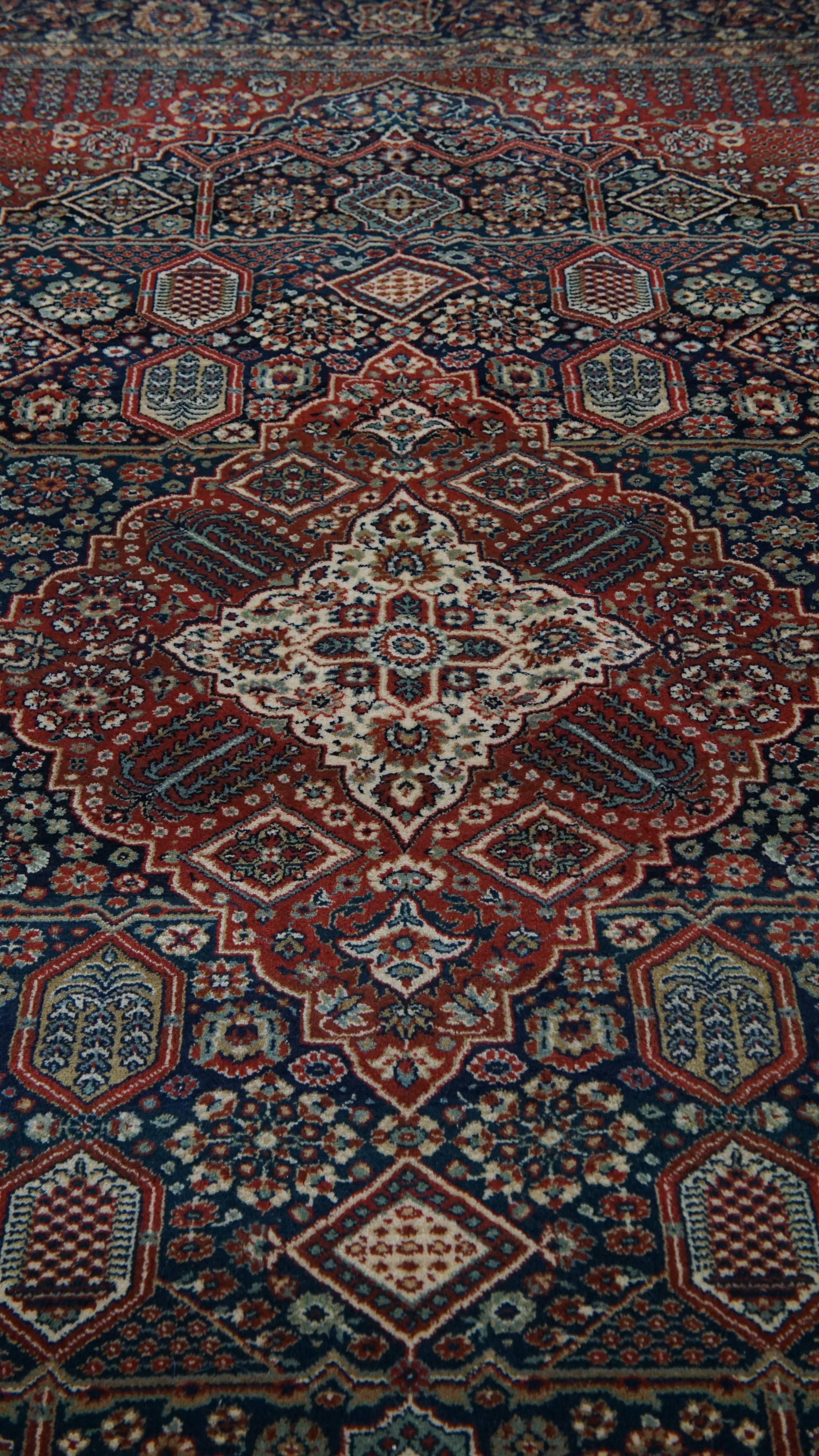 Classical Roman Rug/Carpet with Beautiful Patterns – 283x200 cm For Sale