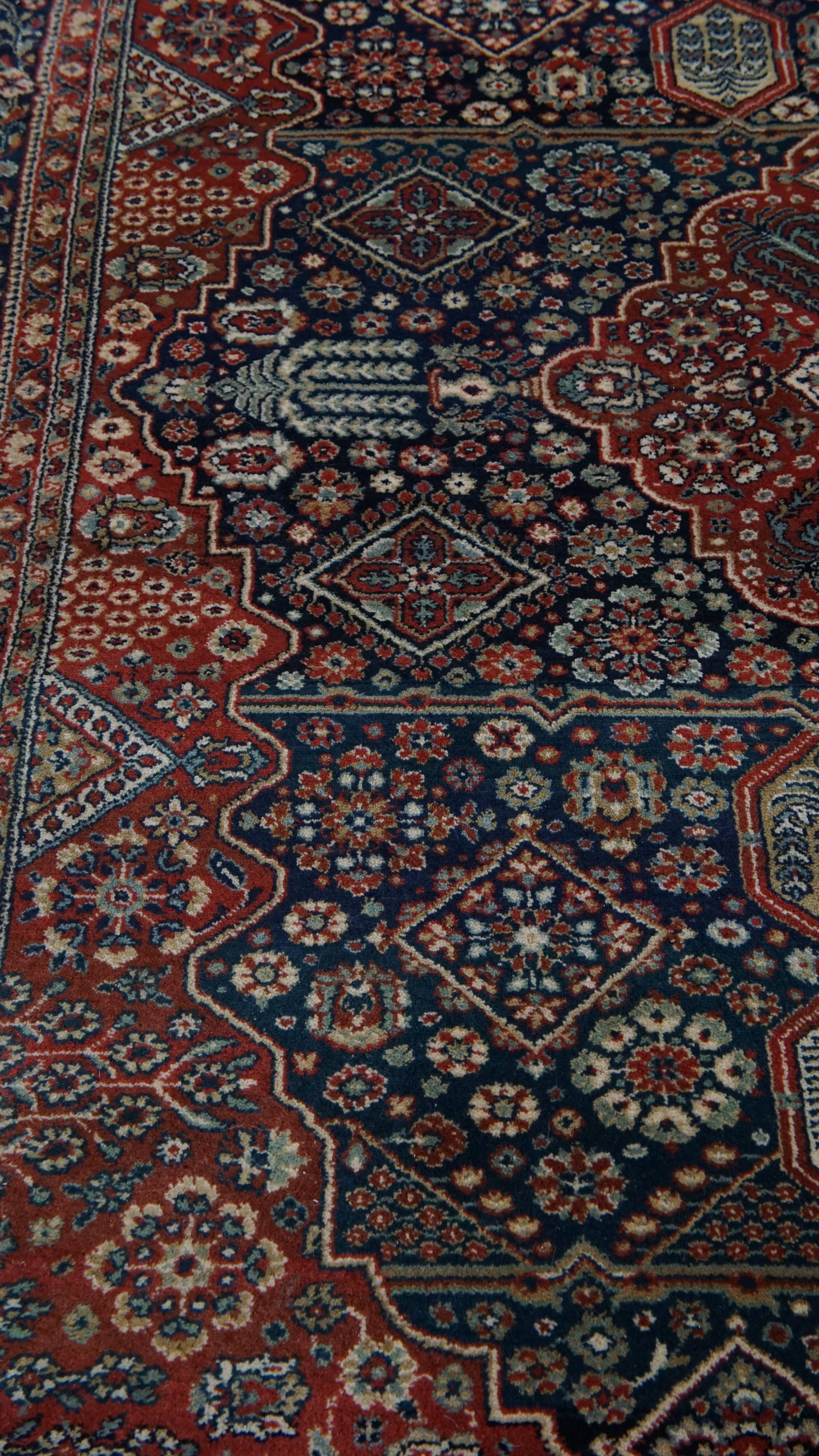 Hand-Crafted Rug/Carpet with Beautiful Patterns – 283x200 cm For Sale