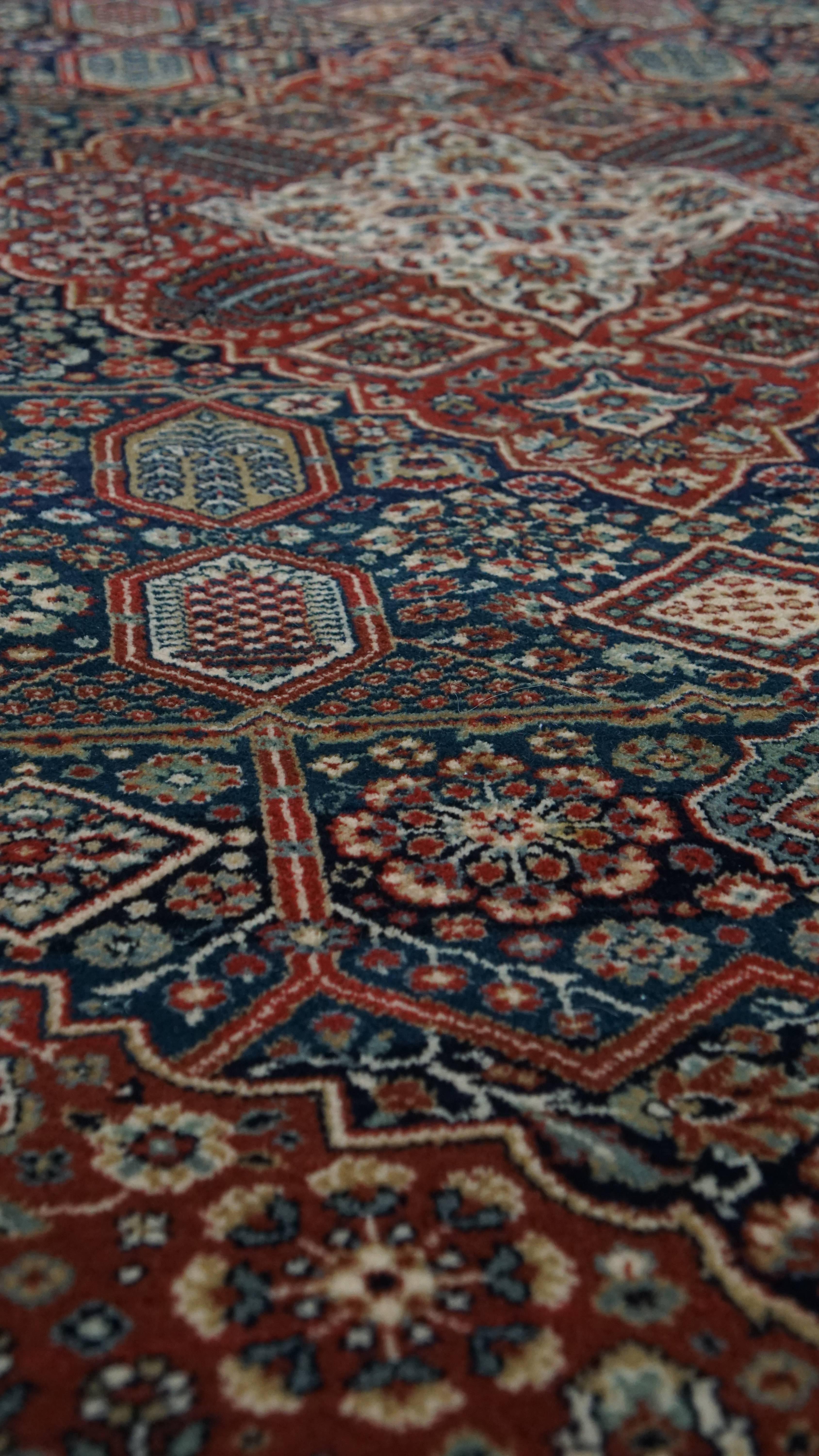 Rug/Carpet with Beautiful Patterns – 283x200 cm In Good Condition For Sale In Harderwijk, NL