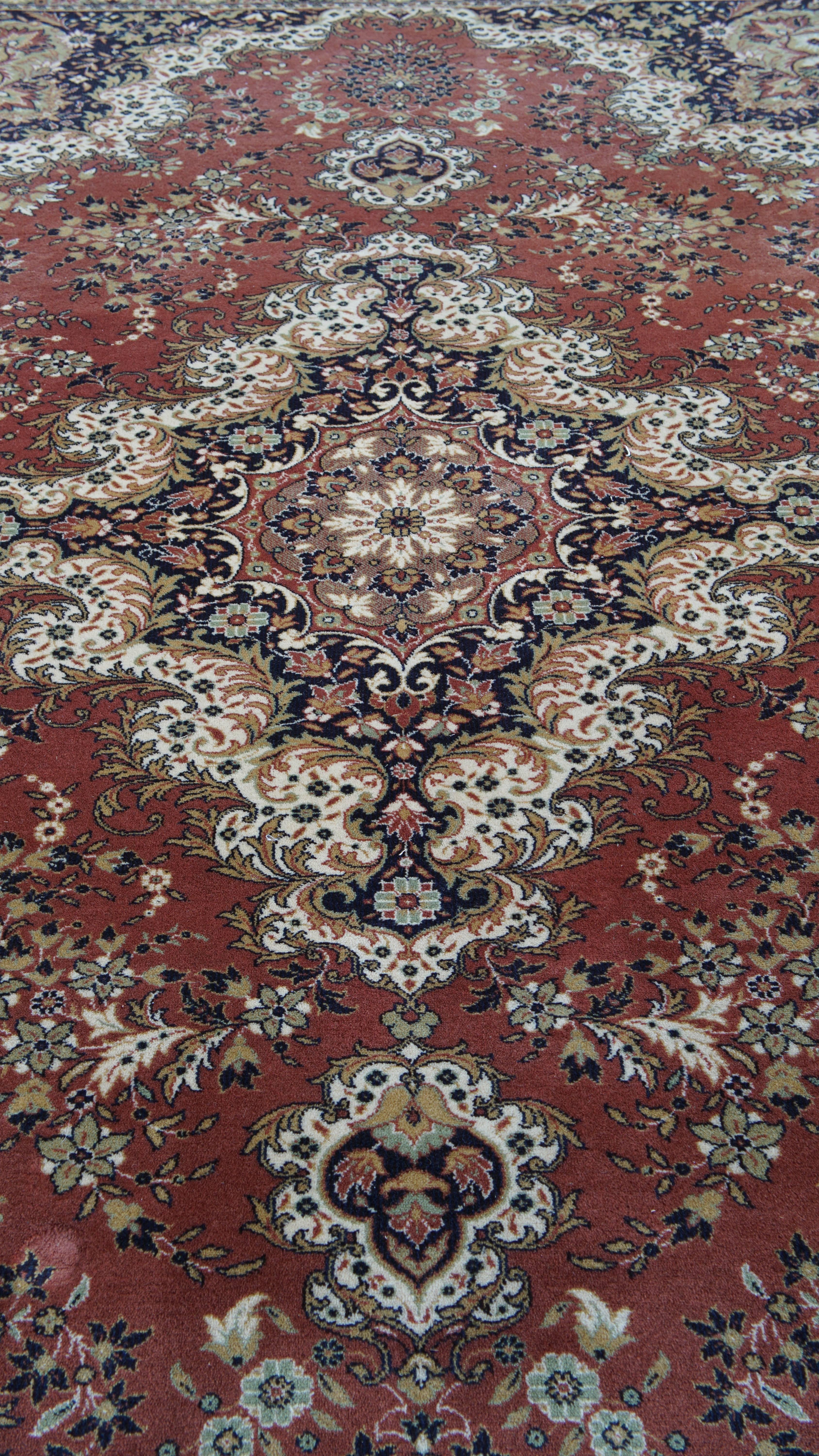 Hier wird dieser große Teppich im orientalischen Stil mit schönen Farbtönen und eleganten Mustern in den Maßen 345x249 cm angeboten. 

Verschönern Sie Ihr Zuhause mit diesem atemberaubenden Teppich. Es zeichnet sich durch satte Farben und