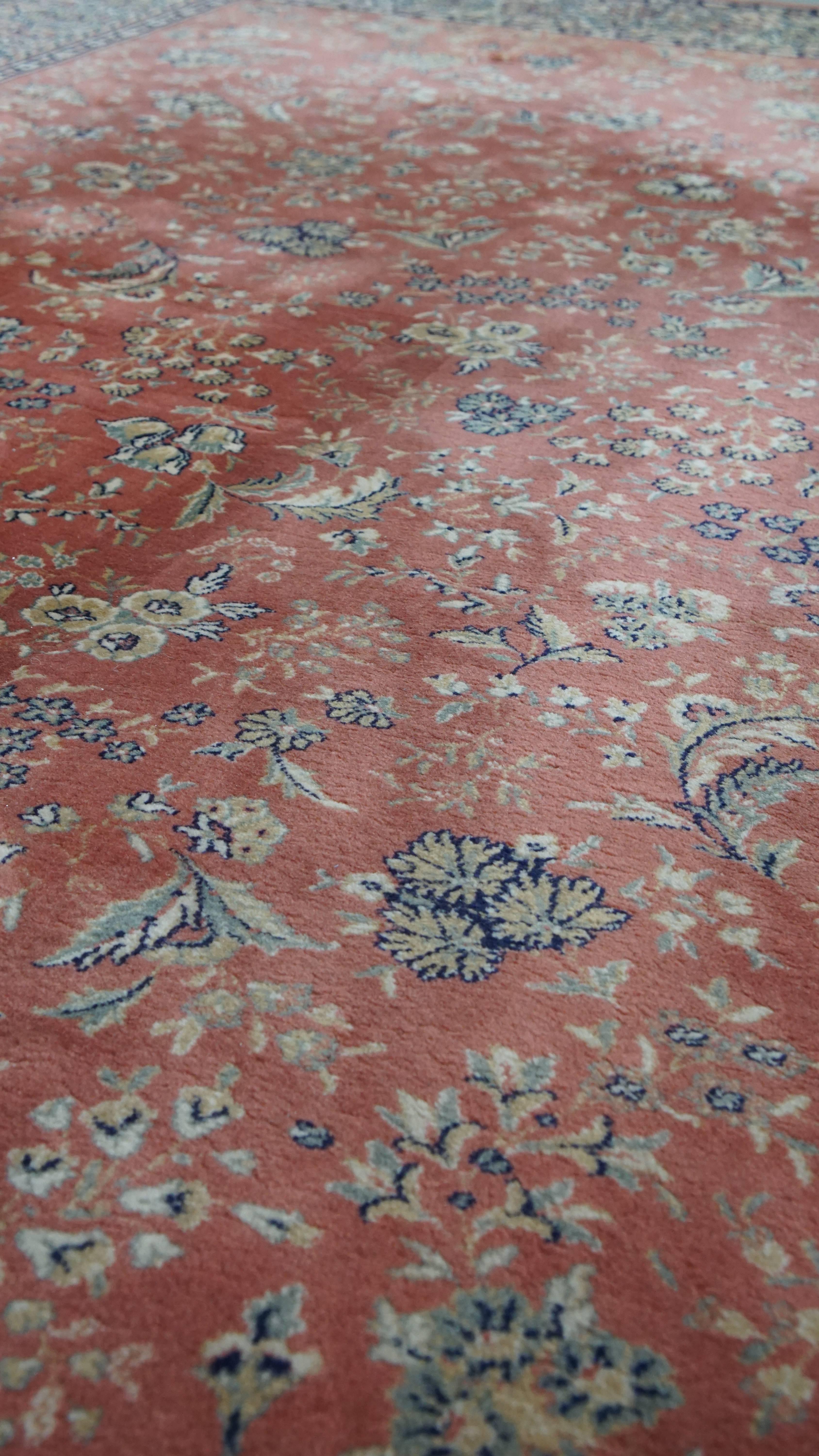 Teppich mit Rosa und Rot - 298x201 cm (20. Jahrhundert) im Angebot