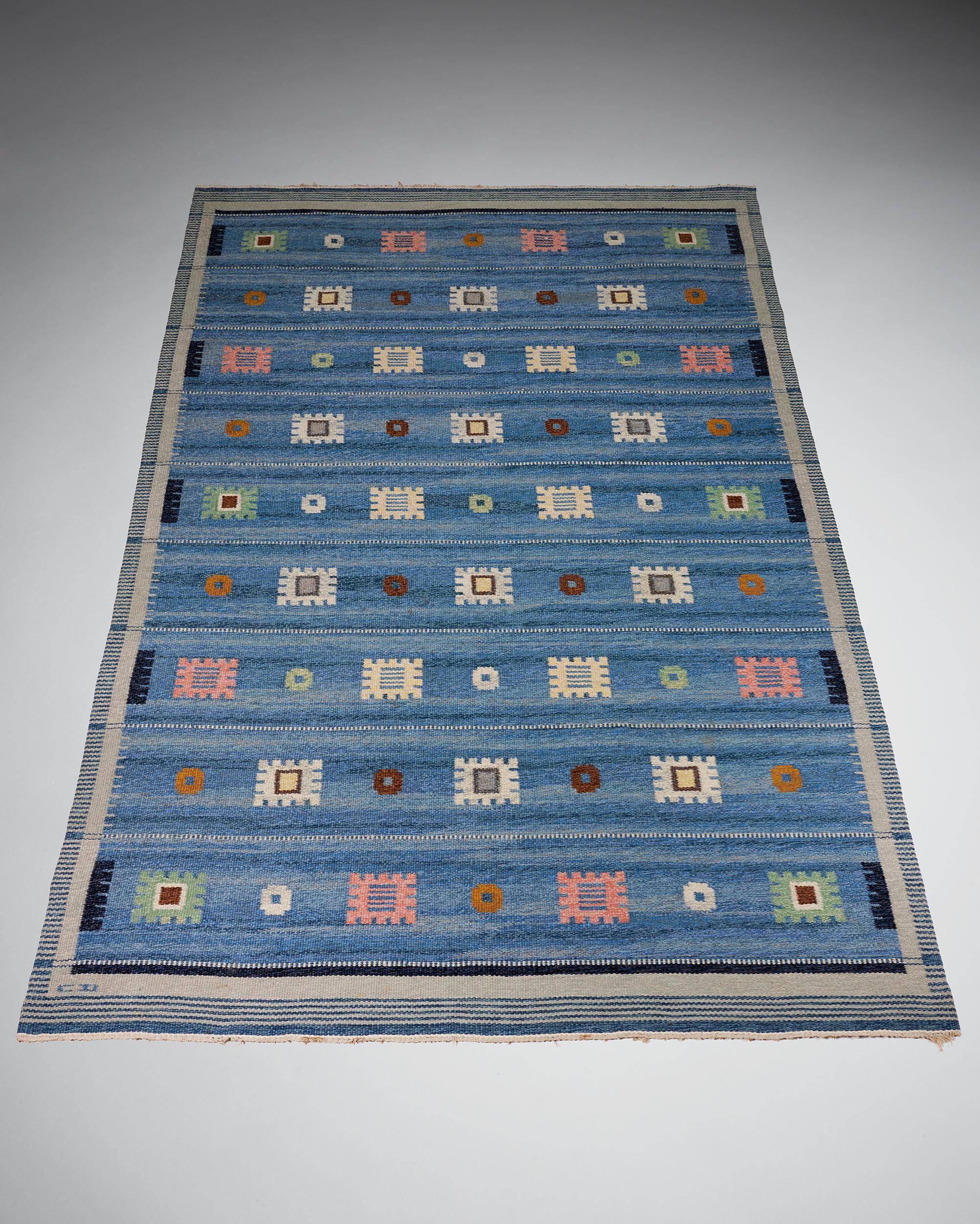 Rug designed by Carl Dangel,
Sweden, 1950s.

Handwoven wool carpet in Rölakan flatweave technique.

Signed.

Dimensions: 
L: 304 cm / 9’ 11 3/4’’
W: 197 cm / 6’ 5 1/2’’
