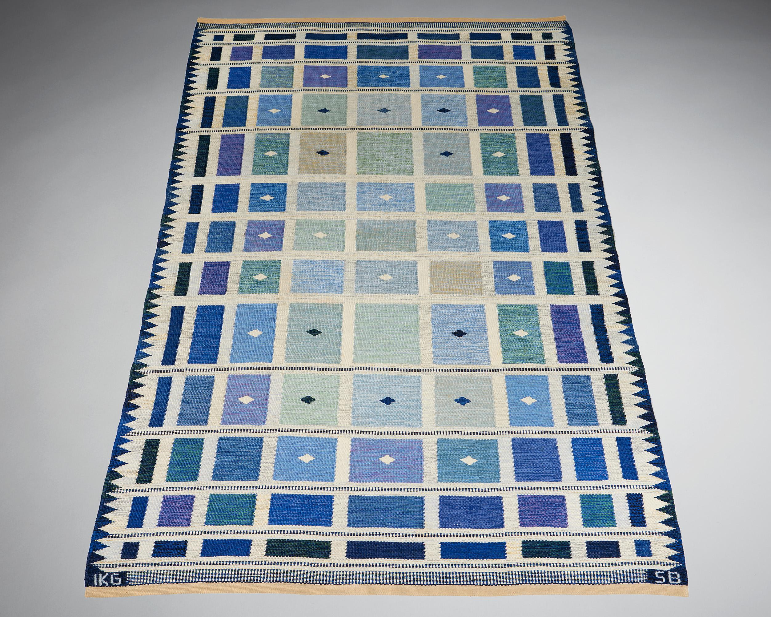 Rug designed by Sigvard Bernadotte,
Sweden. 1950s.

Wool.

Rölakan technique.

This eye-catching rug was designed by Sigvard Bernadotte in Sweden during the 1950s. The textile was woven into a pattern comprised of geometric squares in various shades