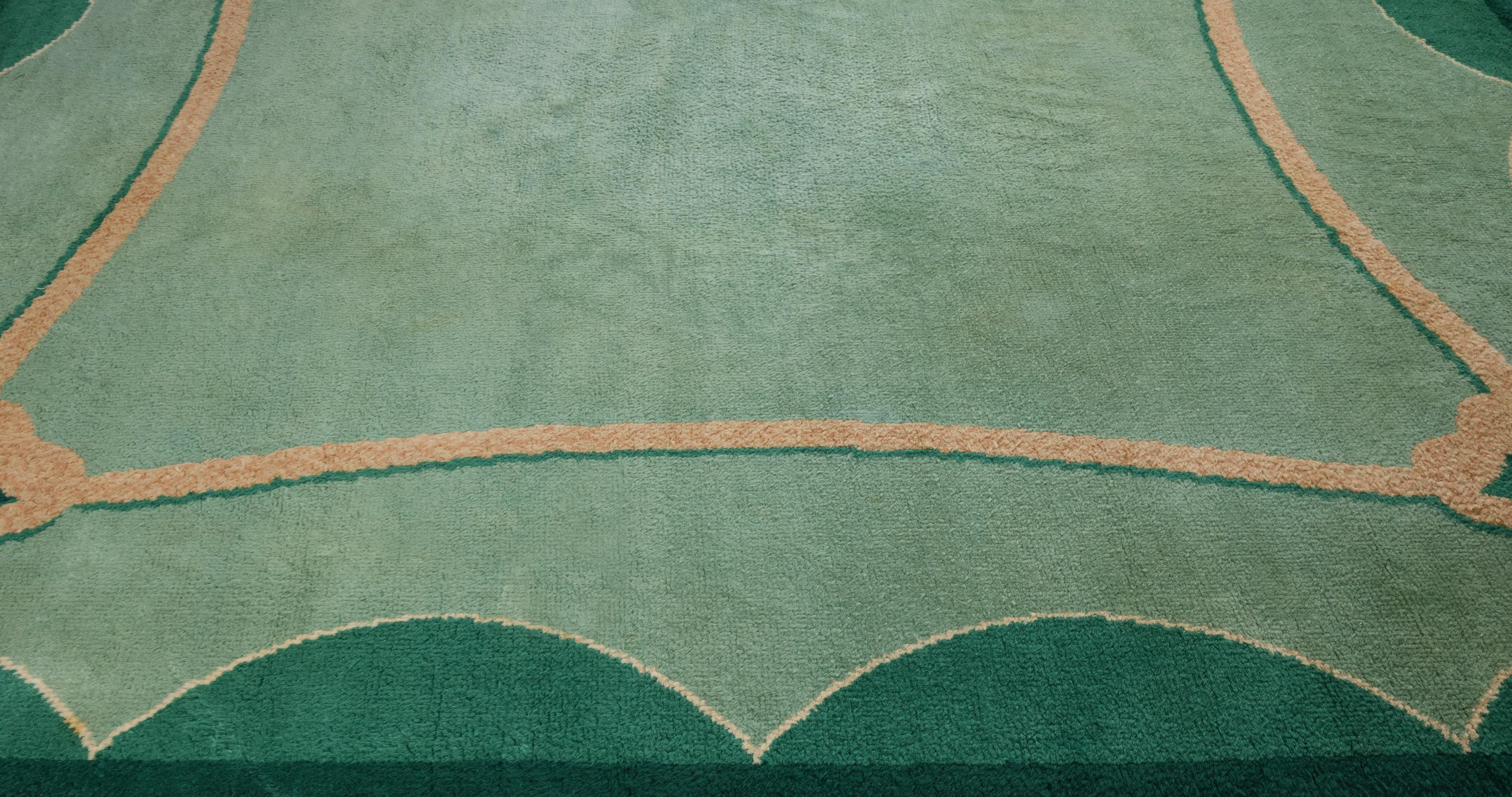 Square carpet attributed to André Arbus in green and water-green knotted-stitch wool, decorated with beige ropes knotted at the four corners.