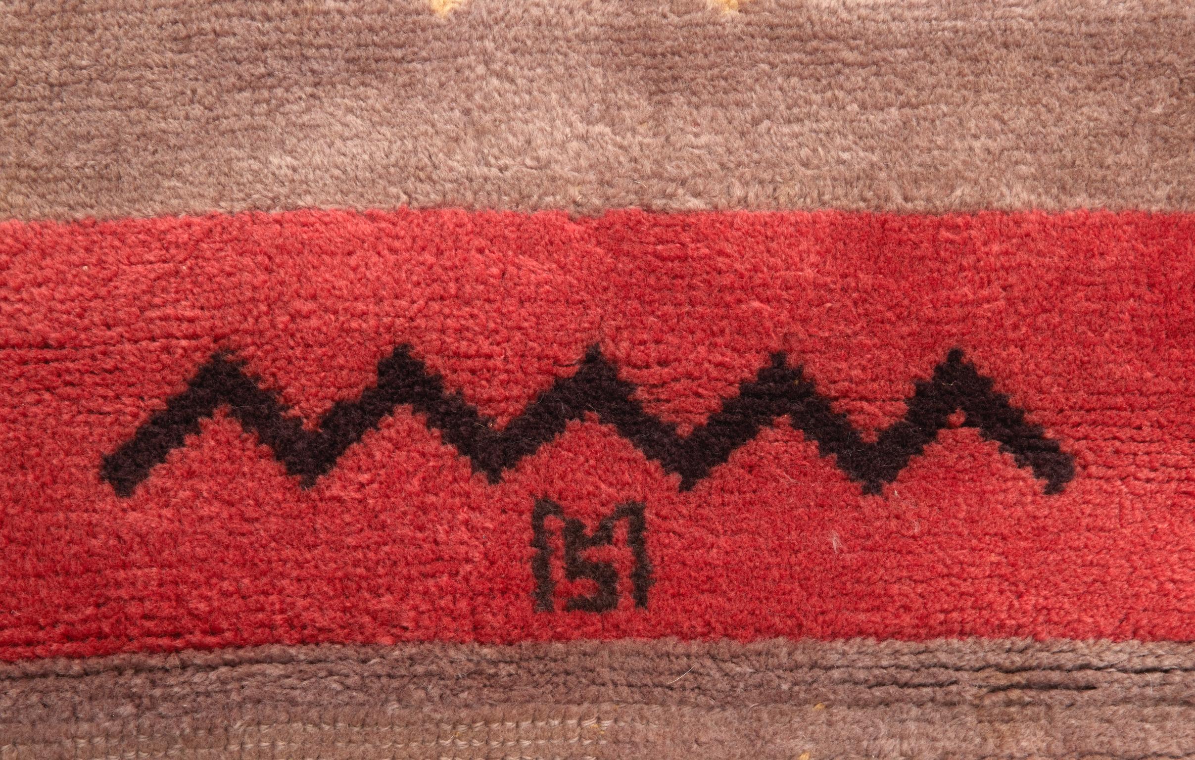 Rug In Good Condition For Sale In Paris, FR