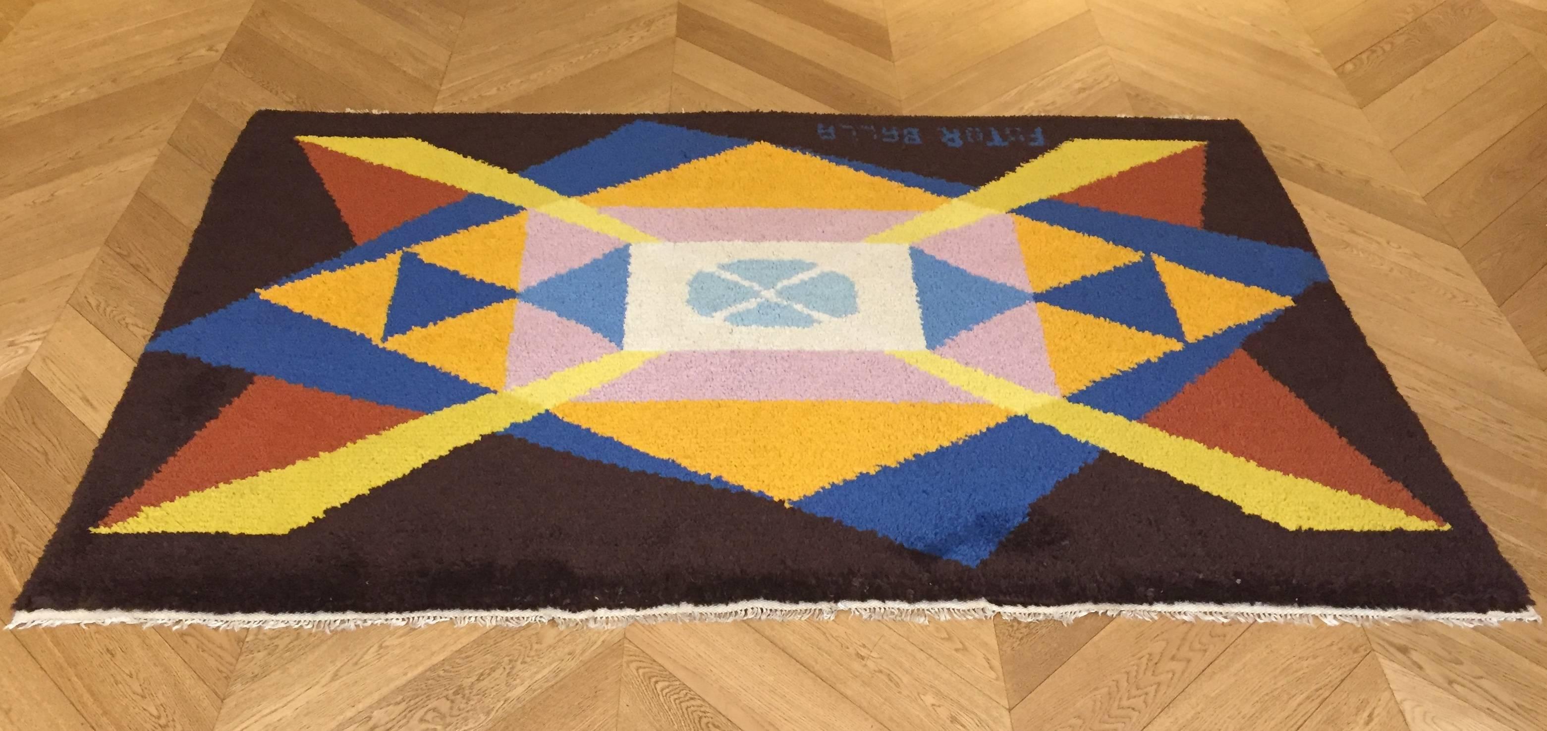Annodato a mano Tappeto geometrico Giacomo Balla del XX secolo, 1987, marrone, giallo e blu, a tiratura limitata. in vendita