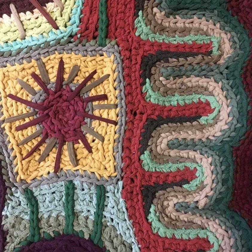 Entra in un mondo di arte ipnotica con questo tappeto psichedelico fatto a mano e unico nel suo genere, intitolato 