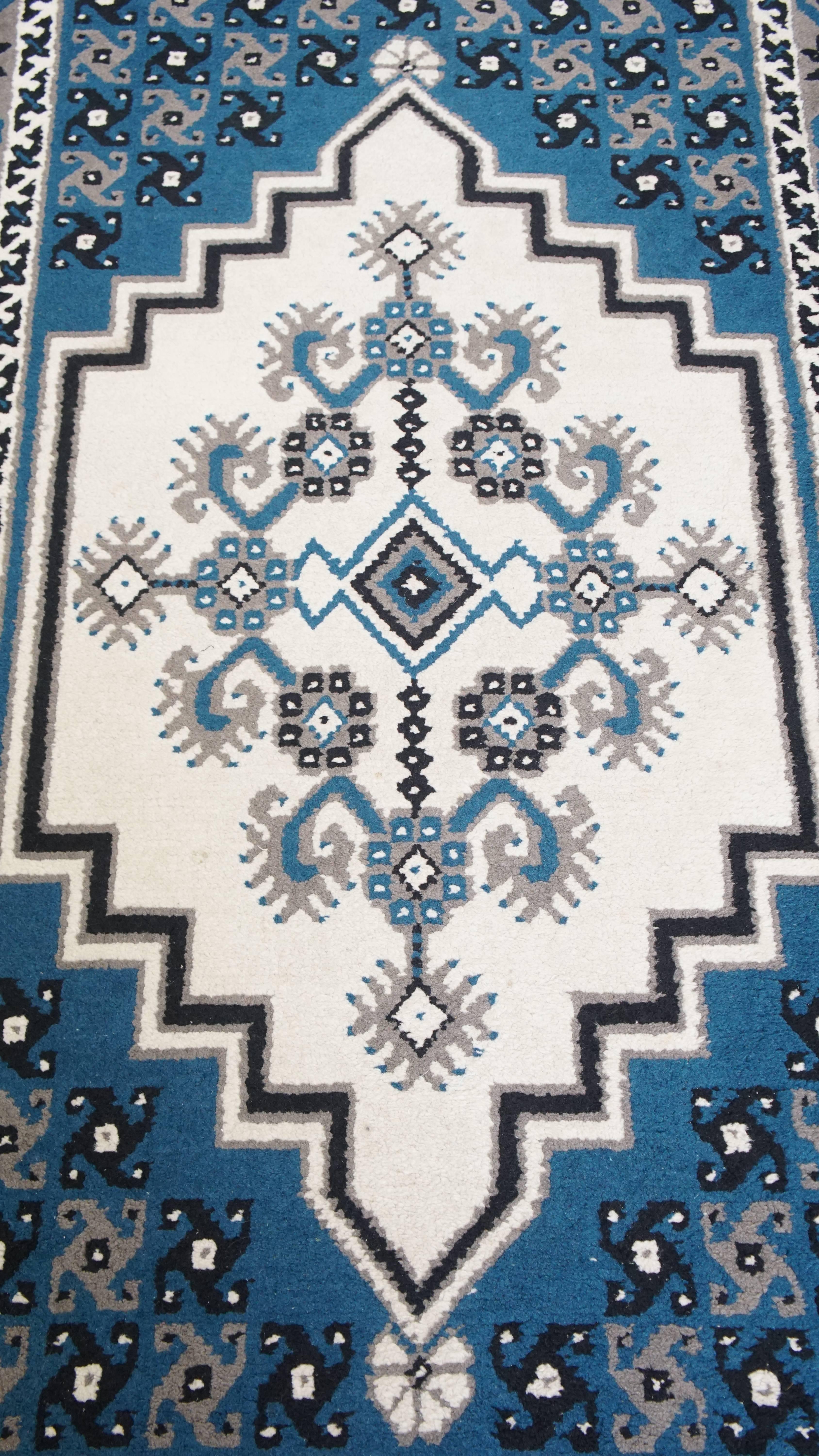 Questo tappeto orientale dai toni prevalentemente blu e bianchi e dai motivi puliti misura 181x90 cm. Illumina la tua casa con questo bellissimo tappeto. È caratterizzato da colori incantevoli e dettagli squisiti.

Questi tappeti non sono solo molto