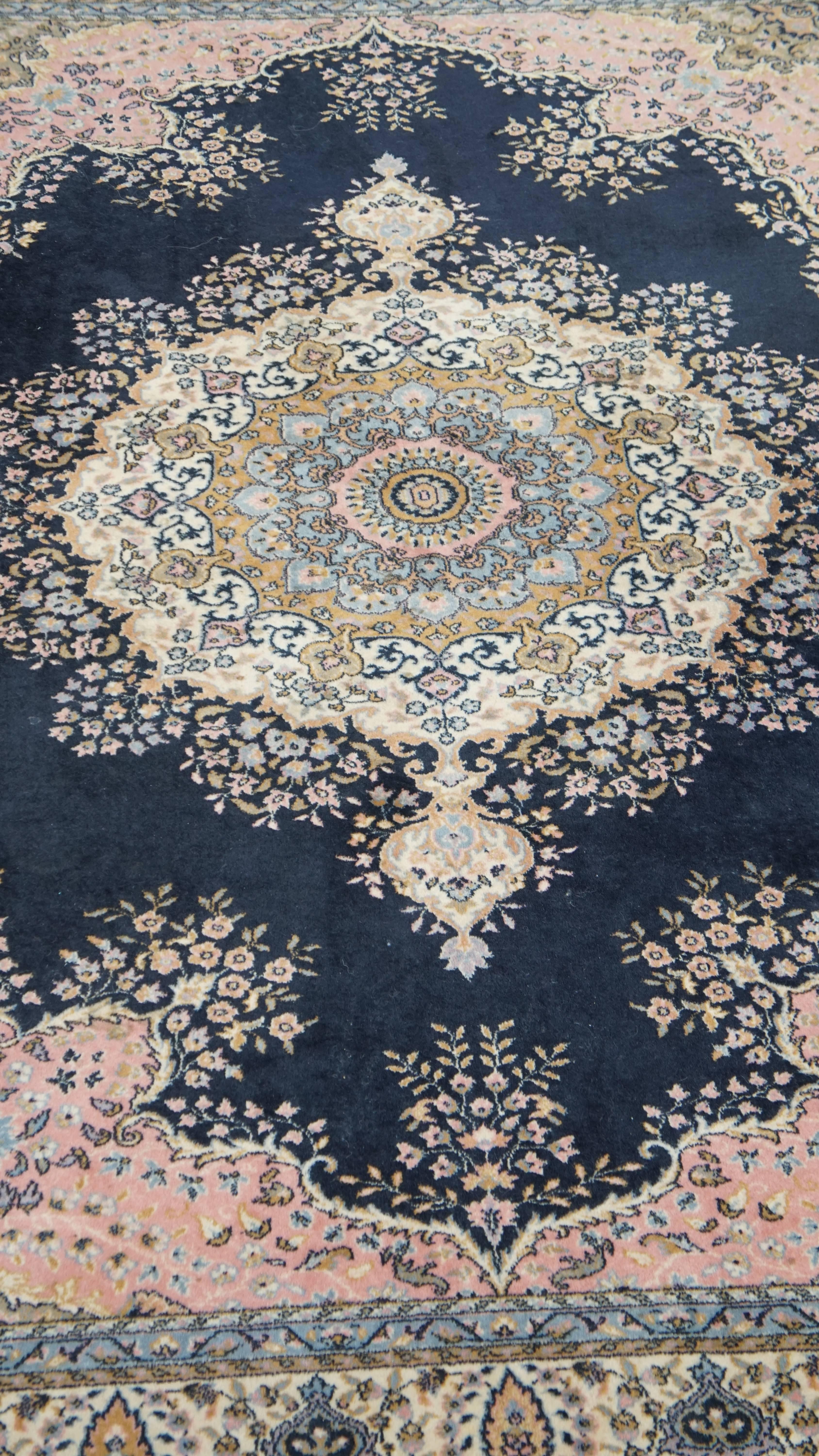 Angeboten wird hier dieser schöne Teppich in hauptsächlich rosa und dunkelblau mit einem atemberaubenden Muster, Messung 240x170 cm.

Lassen Sie Ihr Zuhause mit diesem herrlichen Teppich erstrahlen!
Es zeichnet sich durch schöne Farben und exquisite