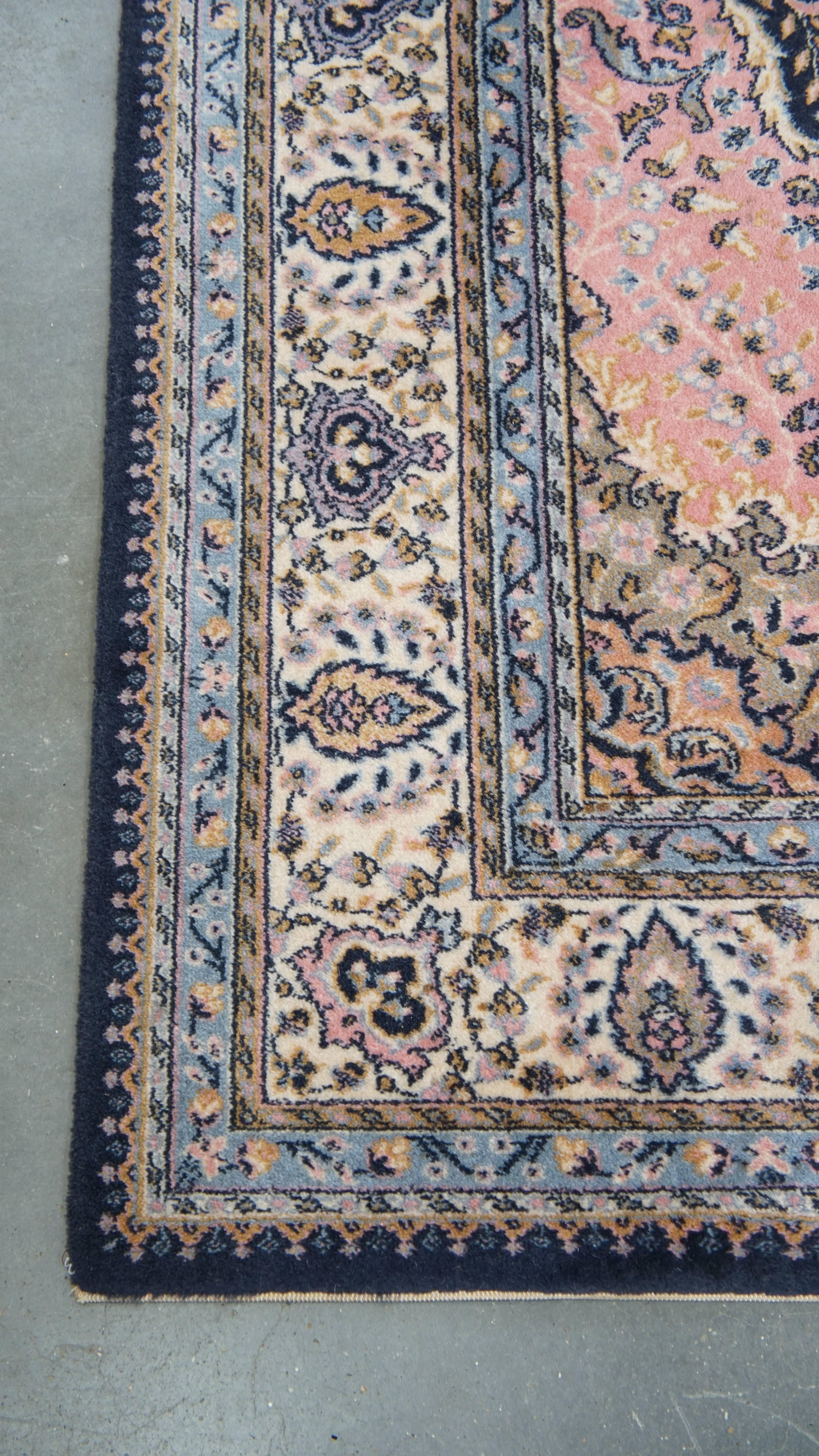 Teppich in Rosa und Dunkelblau mit tollem Muster - 240x170 cm (Klassisch-römisch) im Angebot