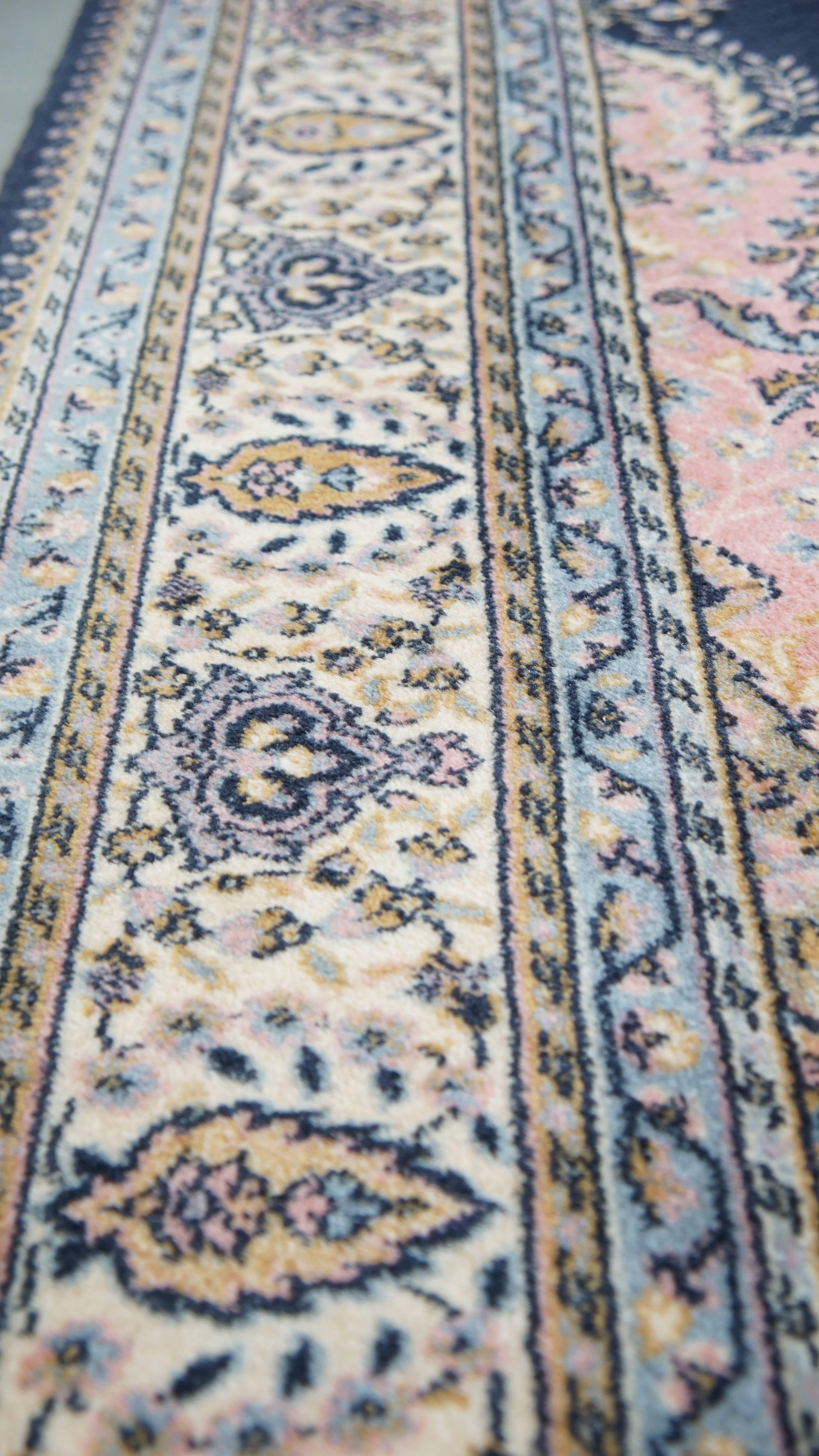 Teppich in Rosa und Dunkelblau mit tollem Muster - 240x170 cm im Zustand „Gut“ im Angebot in Harderwijk, NL