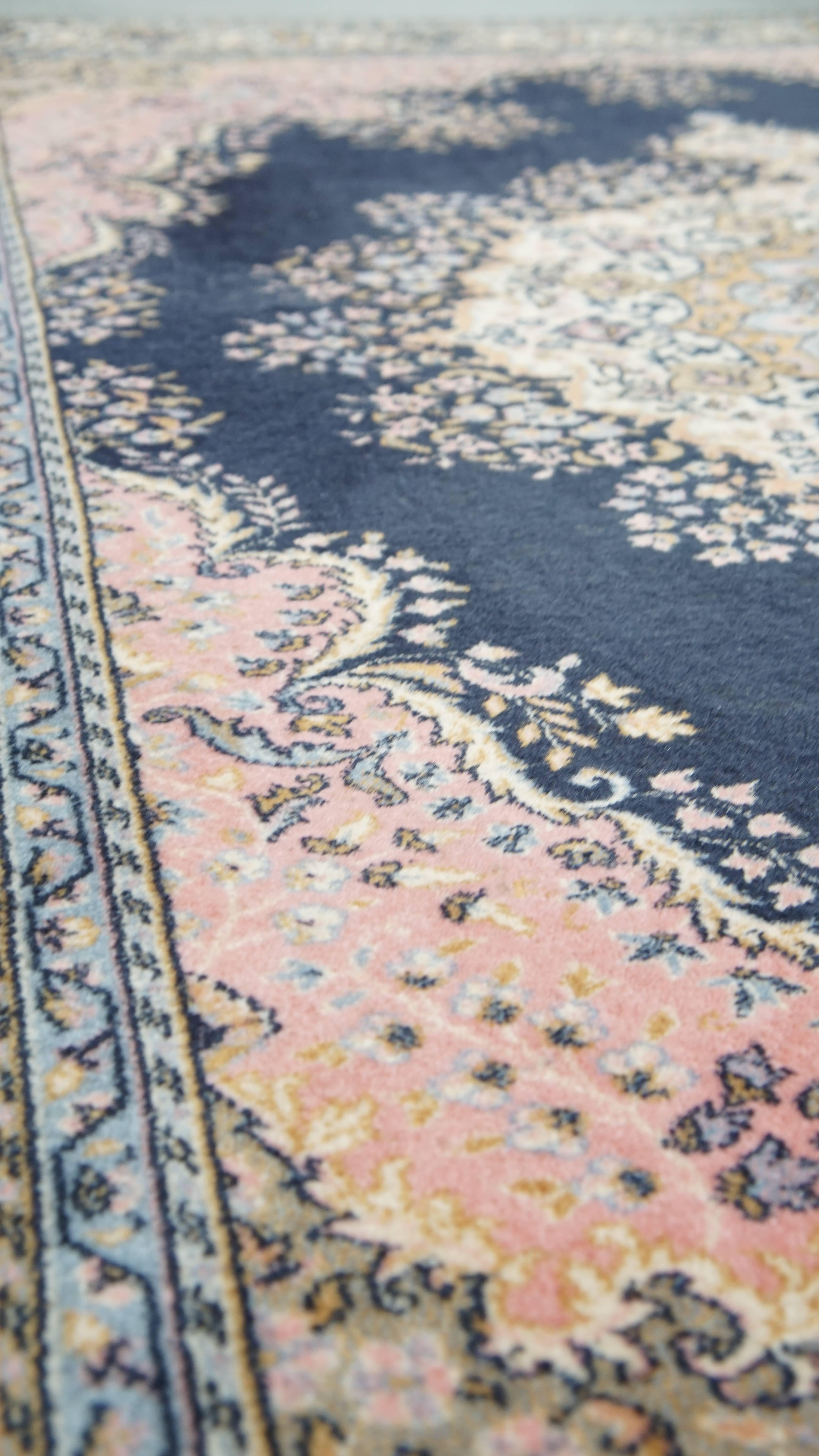 Teppich in Rosa und Dunkelblau mit tollem Muster - 240x170 cm (20. Jahrhundert) im Angebot