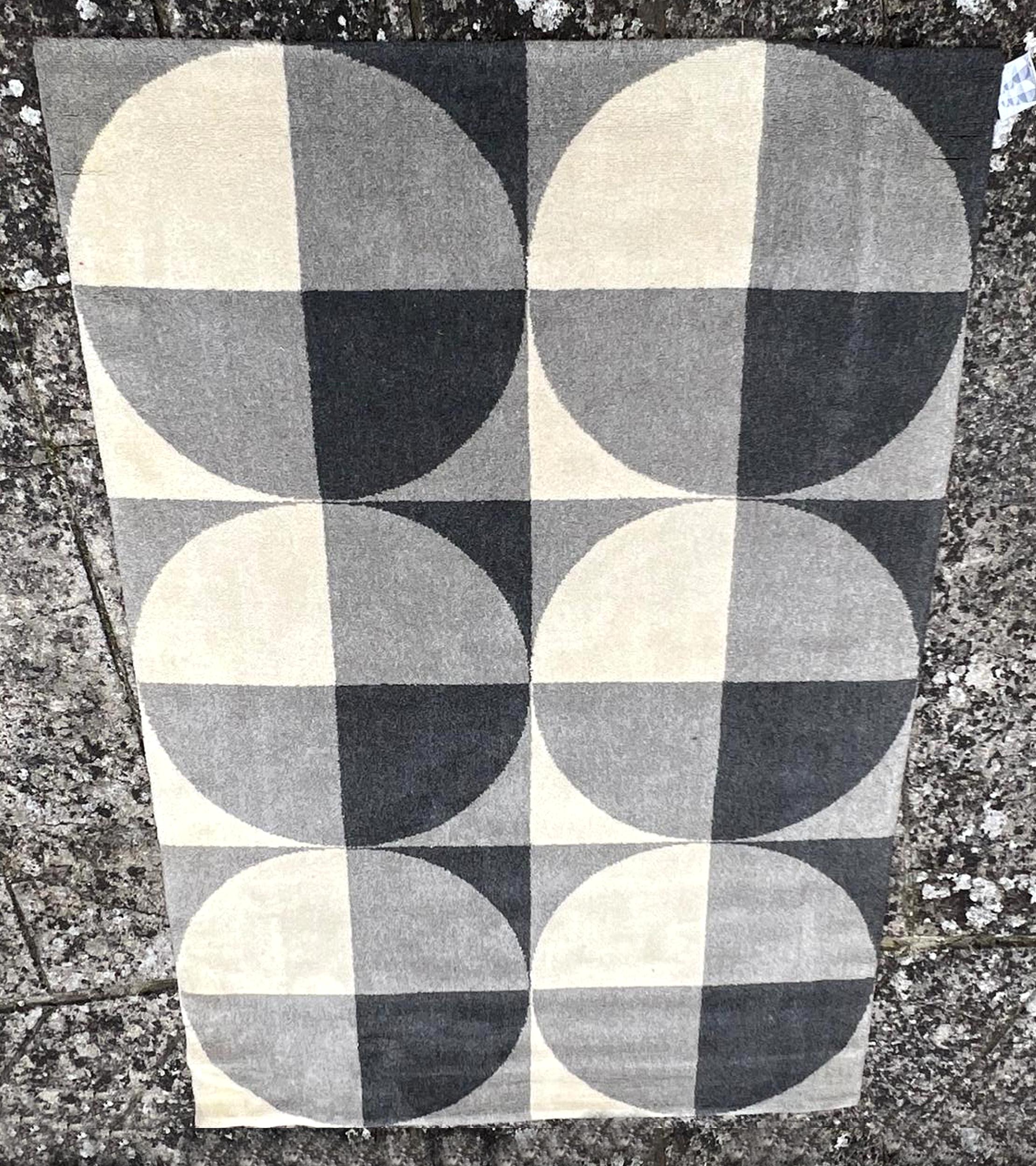 Mechanischer Wollteppich mit geometrischem Dekor in Grau- und Weißtönen. Frankreich um 1970. 
In sehr gutem Zustand.
Länge: 240 cm - 94,5 Zoll - 7,9 Fuß
Breite: 160 cm - 63 Zoll - 5,3 Fuß