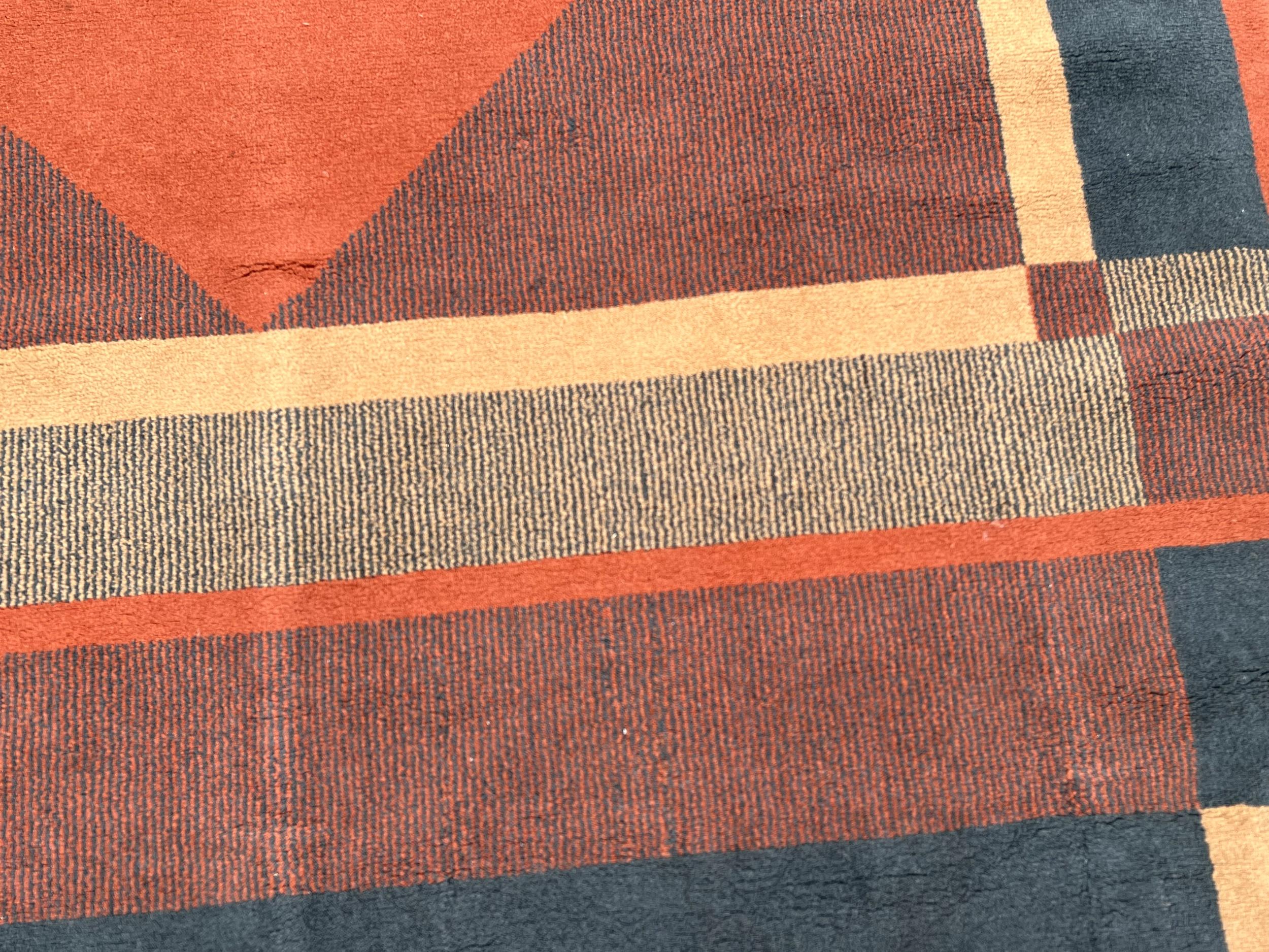 Mid-Century Modern Rug in wool with geometric design, France, circa 1970 For Sale
