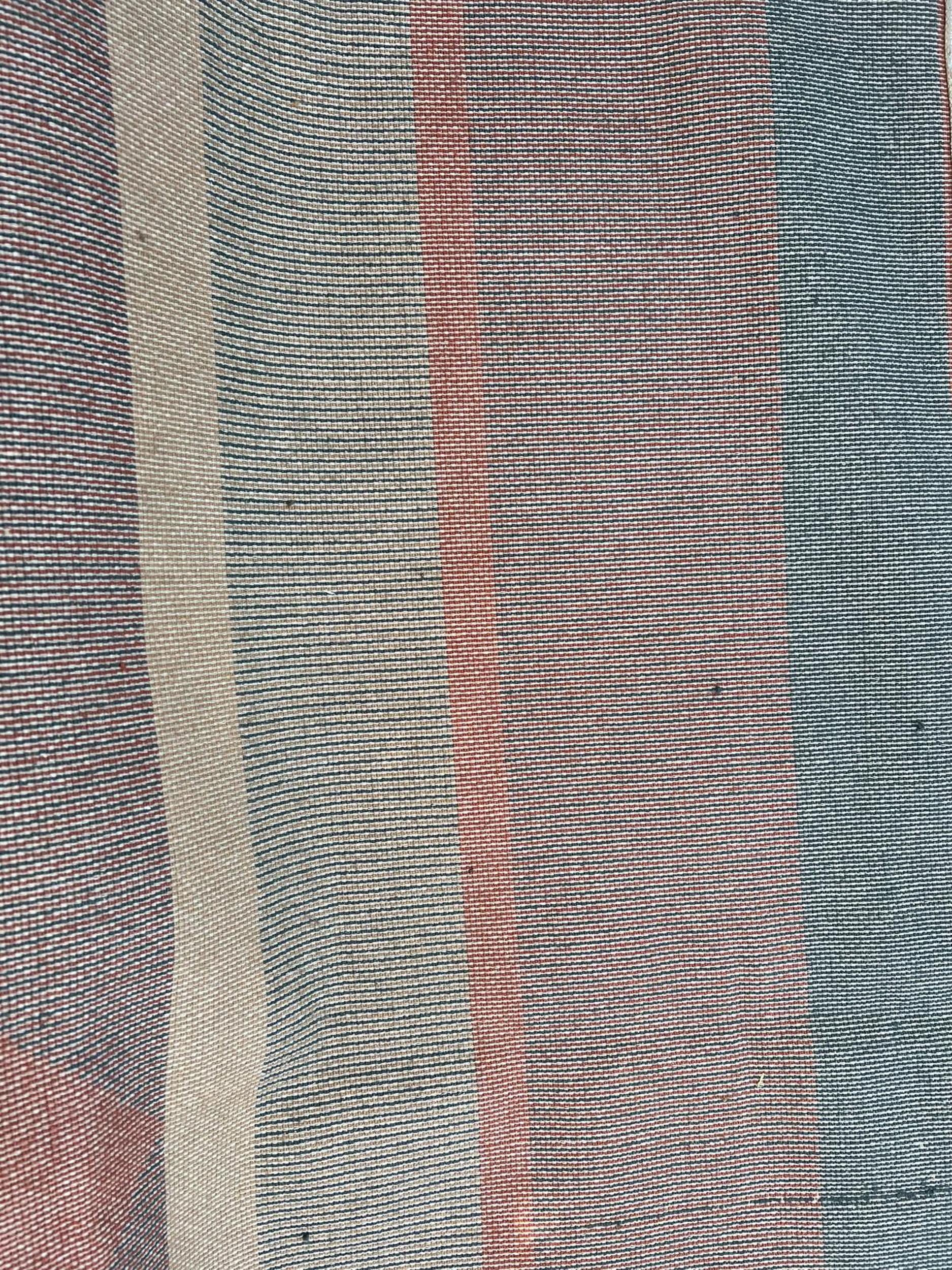 Rug in wool with geometric design, France, circa 1970 In Good Condition For Sale In Paris, FR