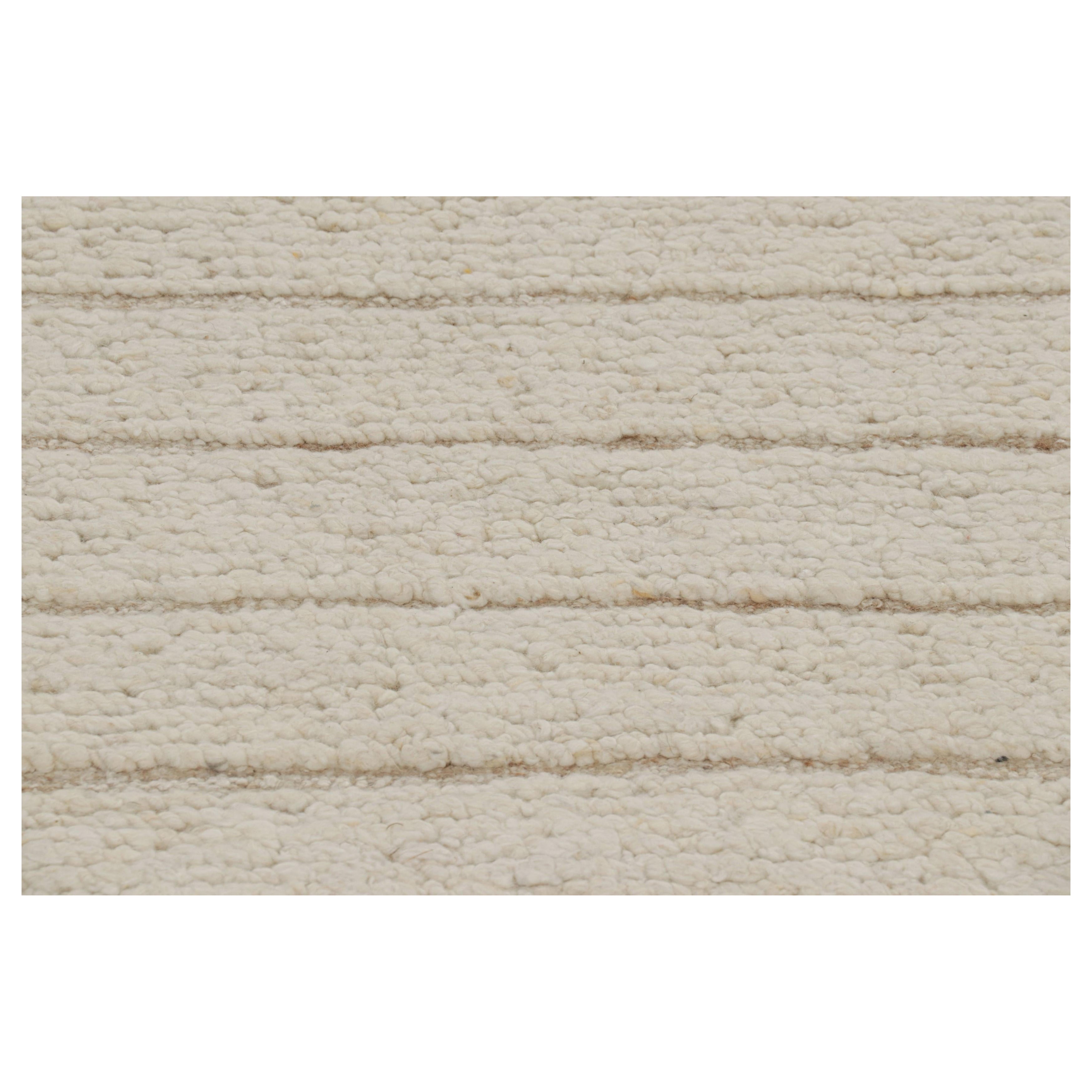 Dieser moderne Teppich im Format 8x10 ist aus Wolle handgeknüpft und zeichnet sich durch Farbvariationen und eine marokkanisch anmutende Textur sowie eine schlichte Reihe von Streifen aus, die mit einer geschmackvollen Hoch-Tief-Struktur verbunden