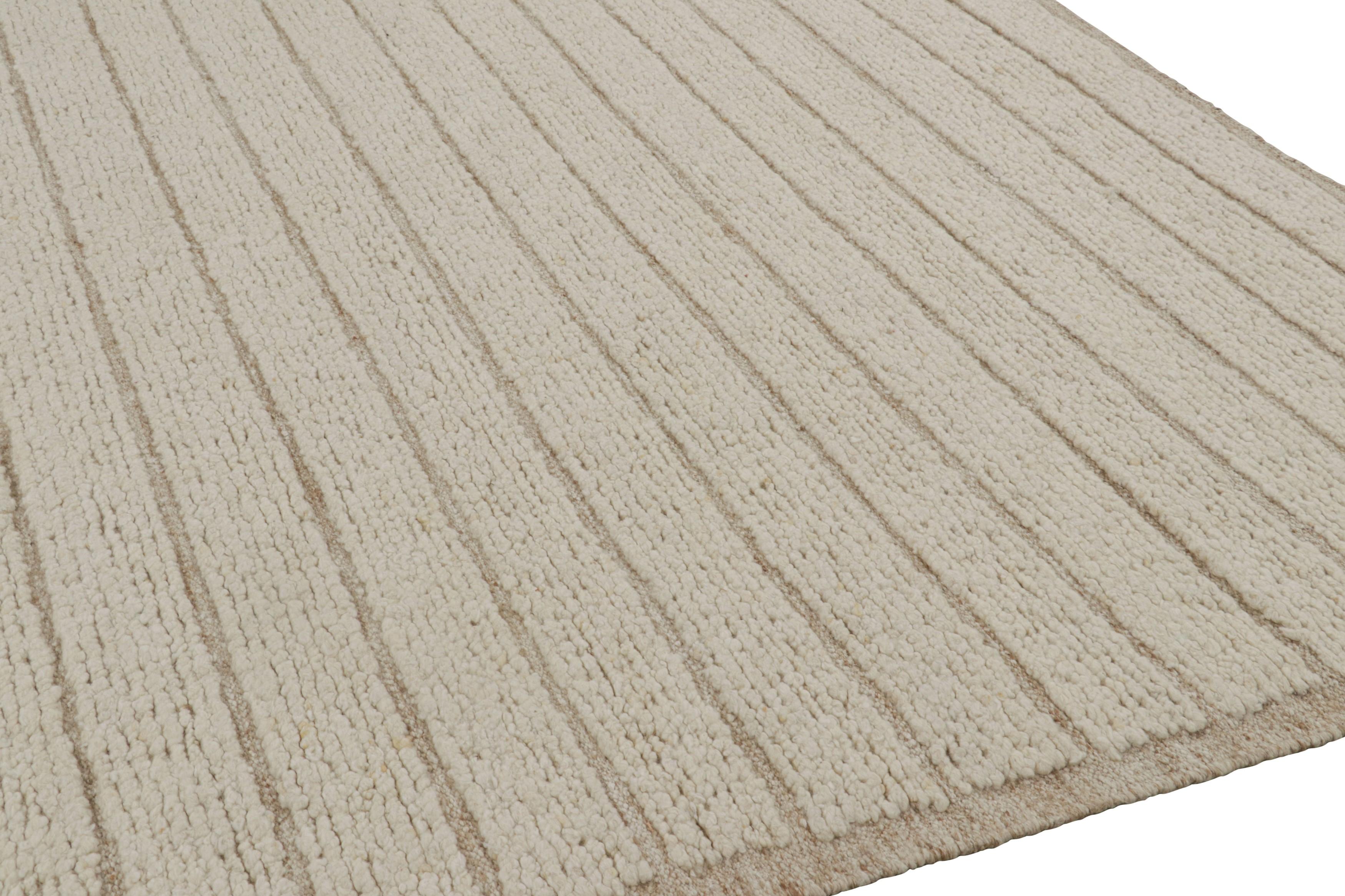 Rug & Kilim Zeitgenössischer Strukturteppich in Creme und Beige mit Hoch-Tief-Streifen (Indisch) im Angebot