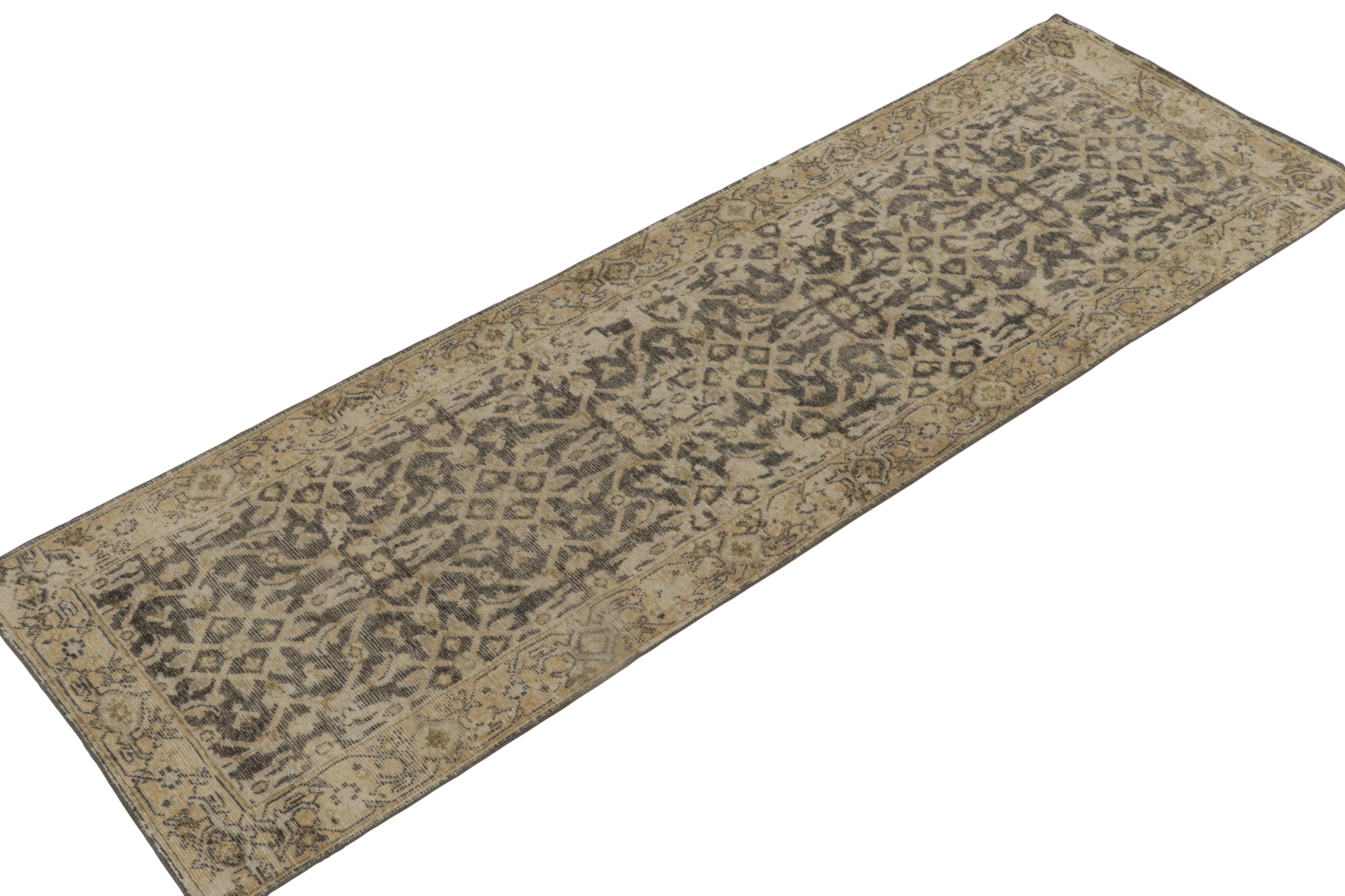 De la collection encyclopédique Homage de Rug & Kilim, un tapis 3x10 en laine nouée à la main, inspiré des tapis persans anciens du 19ème siècle. 

Sur le design : On retrouve l'échelle magnifique et l'air royal des motifs Herati les plus