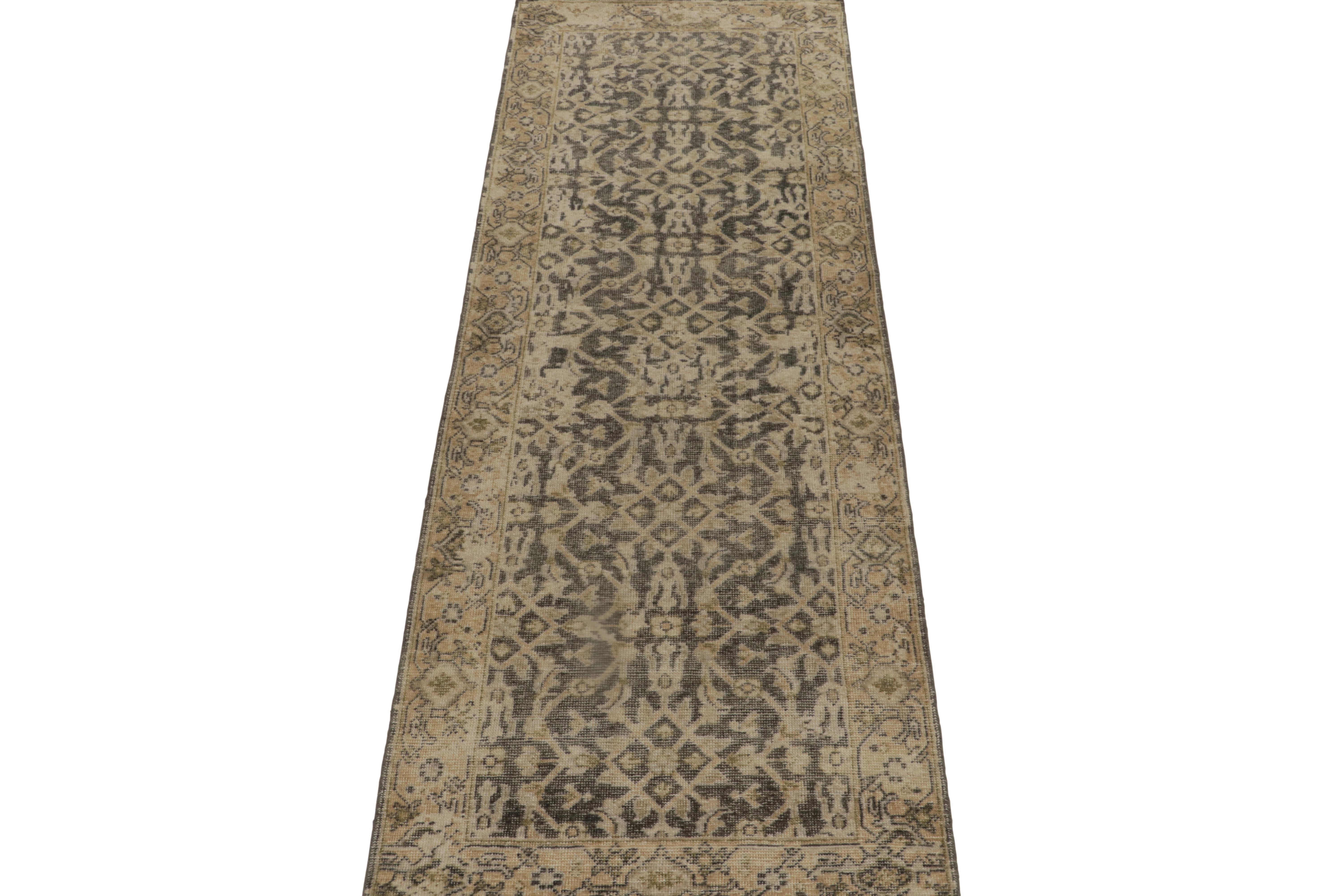 Rug & Kilim Distressed Persian Style Läufer in Schwarz & Beige Herati-Muster (Indisch) im Angebot