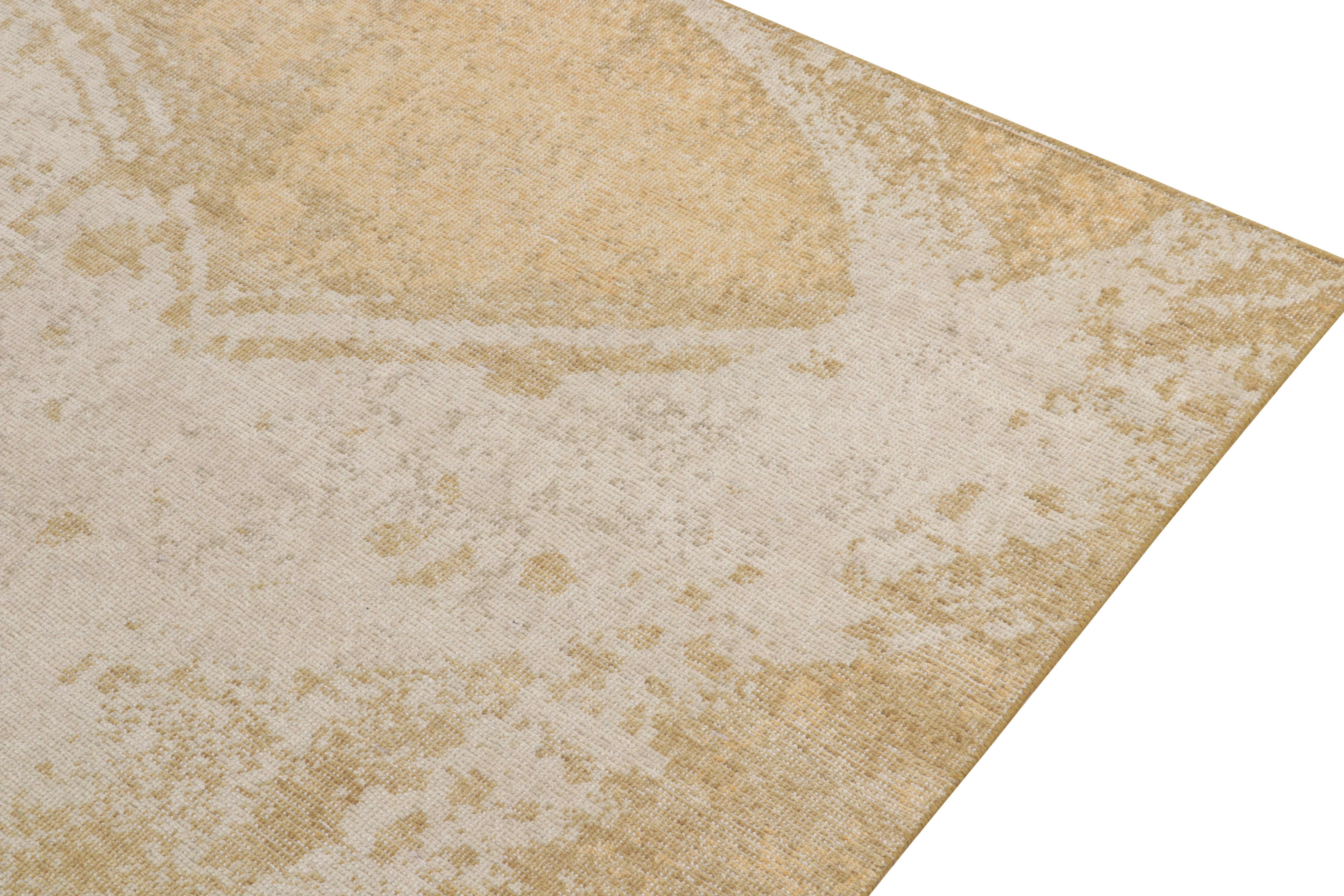 Rug & Kilim Distressed Style Modern Rug in Gold, Beige Abstract Pattern In New Condition For Sale In Long Island City, NY