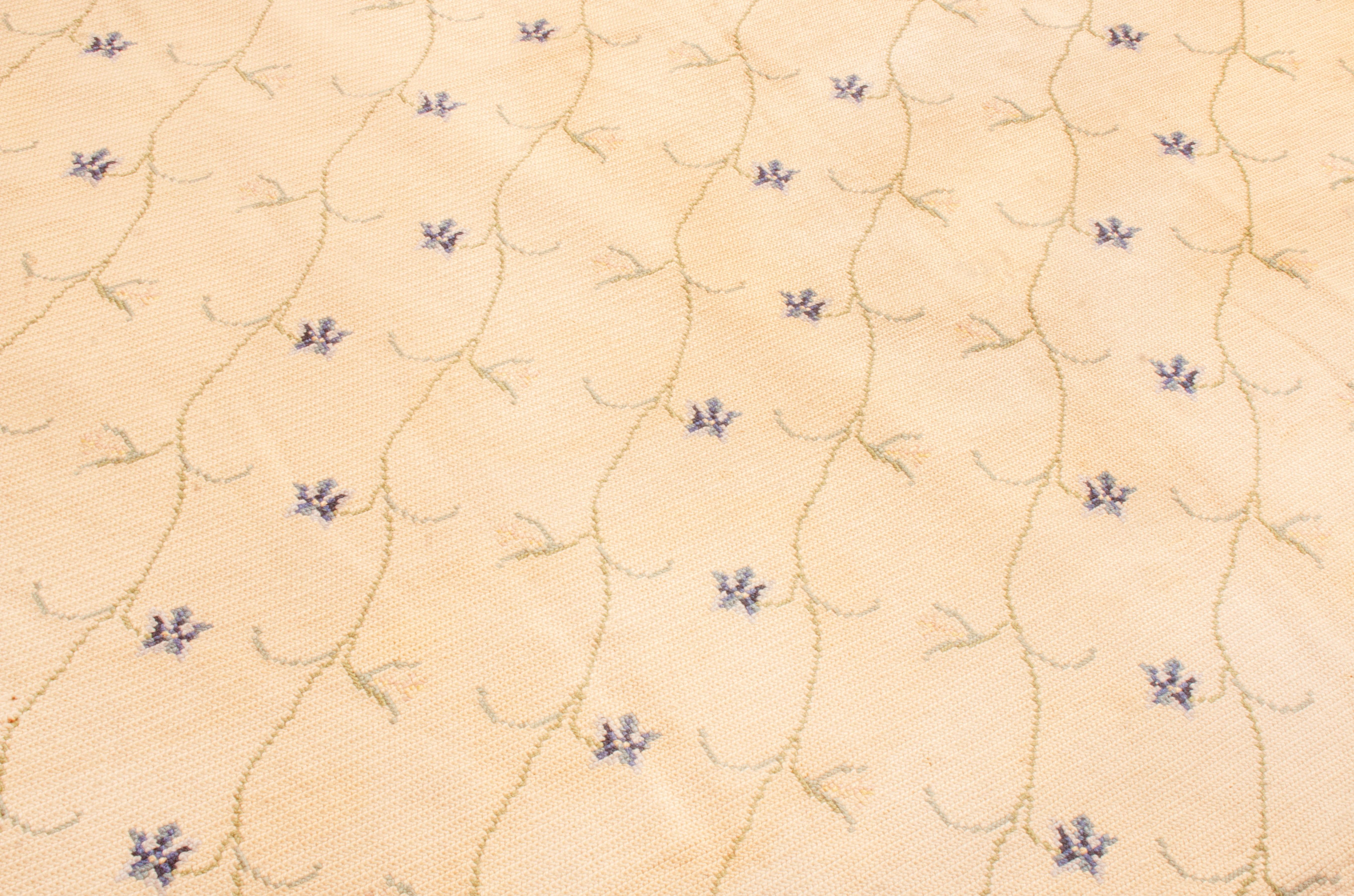 Rug & Kilim Alfombra de punto de aguja de estilo europeo con motivos florales en blanco y amarillo Moderno en venta