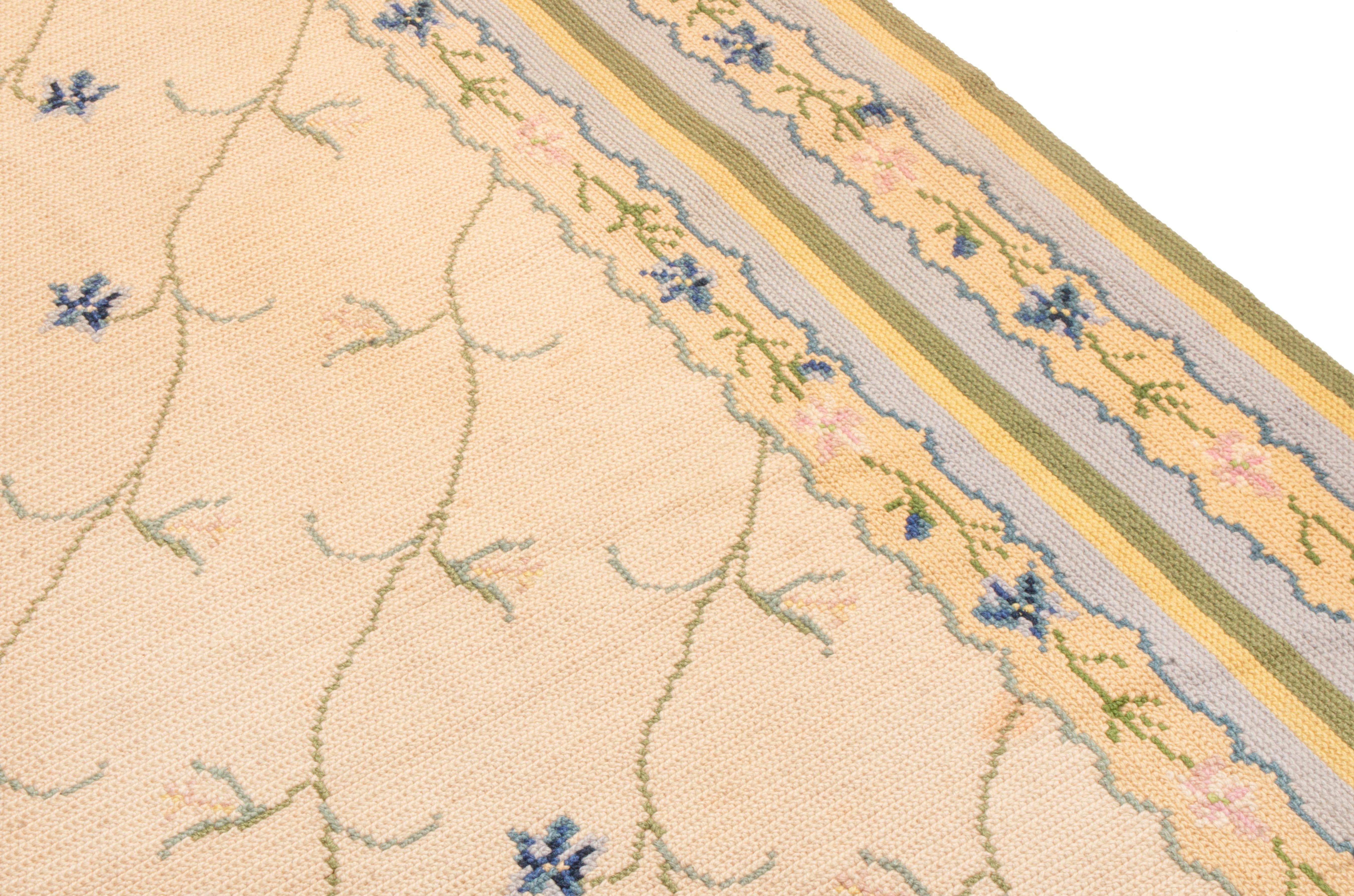 Rug & Kilim Alfombra de punto de aguja de estilo europeo con motivos florales en blanco y amarillo Portugués en venta