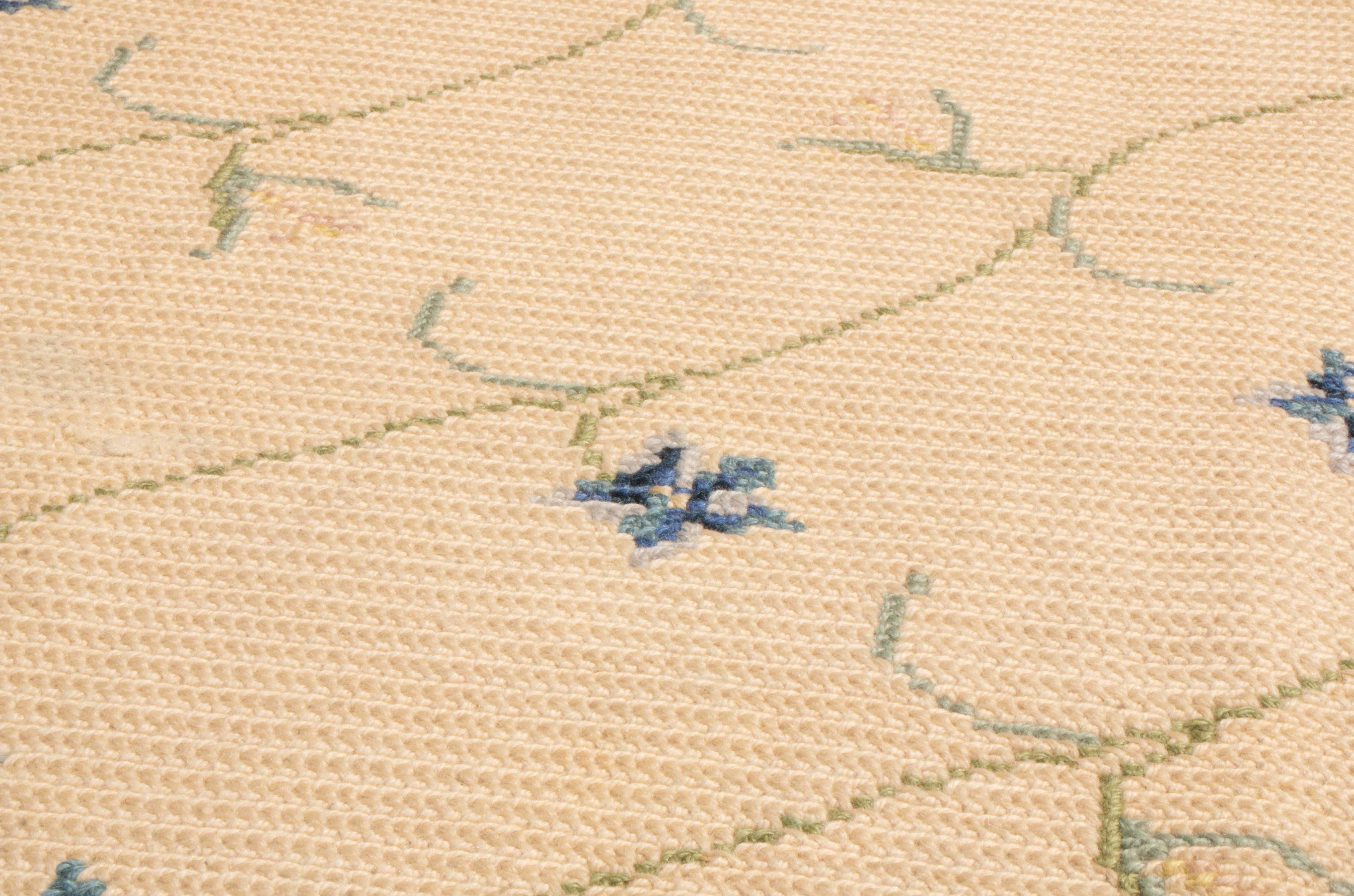 Annodato a mano Rug & Kilim Tappeto a punta d'ago in stile europeo con motivo floreale bianco e giallo in vendita