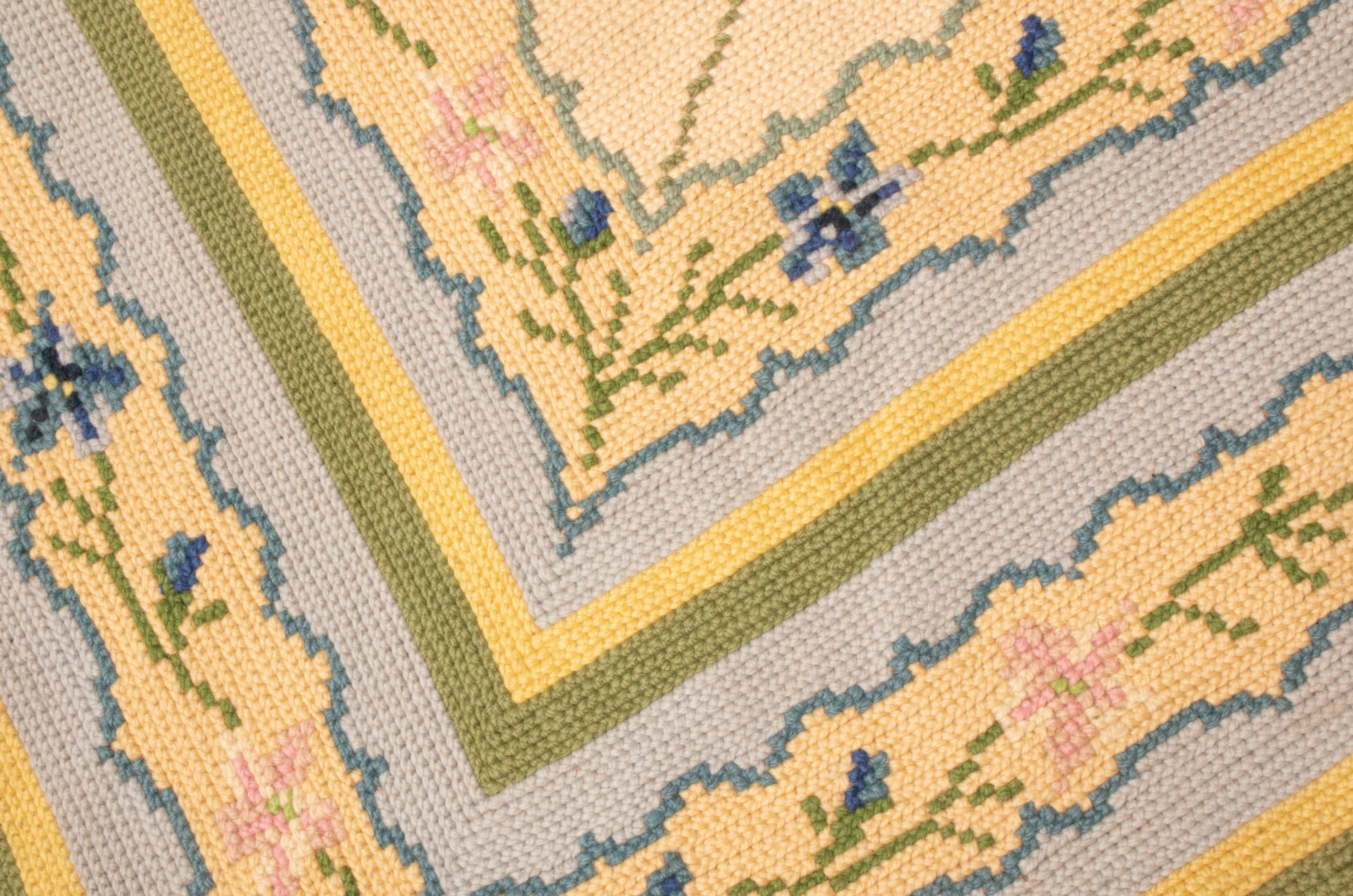 Rug & Kilim Alfombra de punto de aguja de estilo europeo con motivos florales en blanco y amarillo en Nuevo estado para la venta en Long Island City, NY