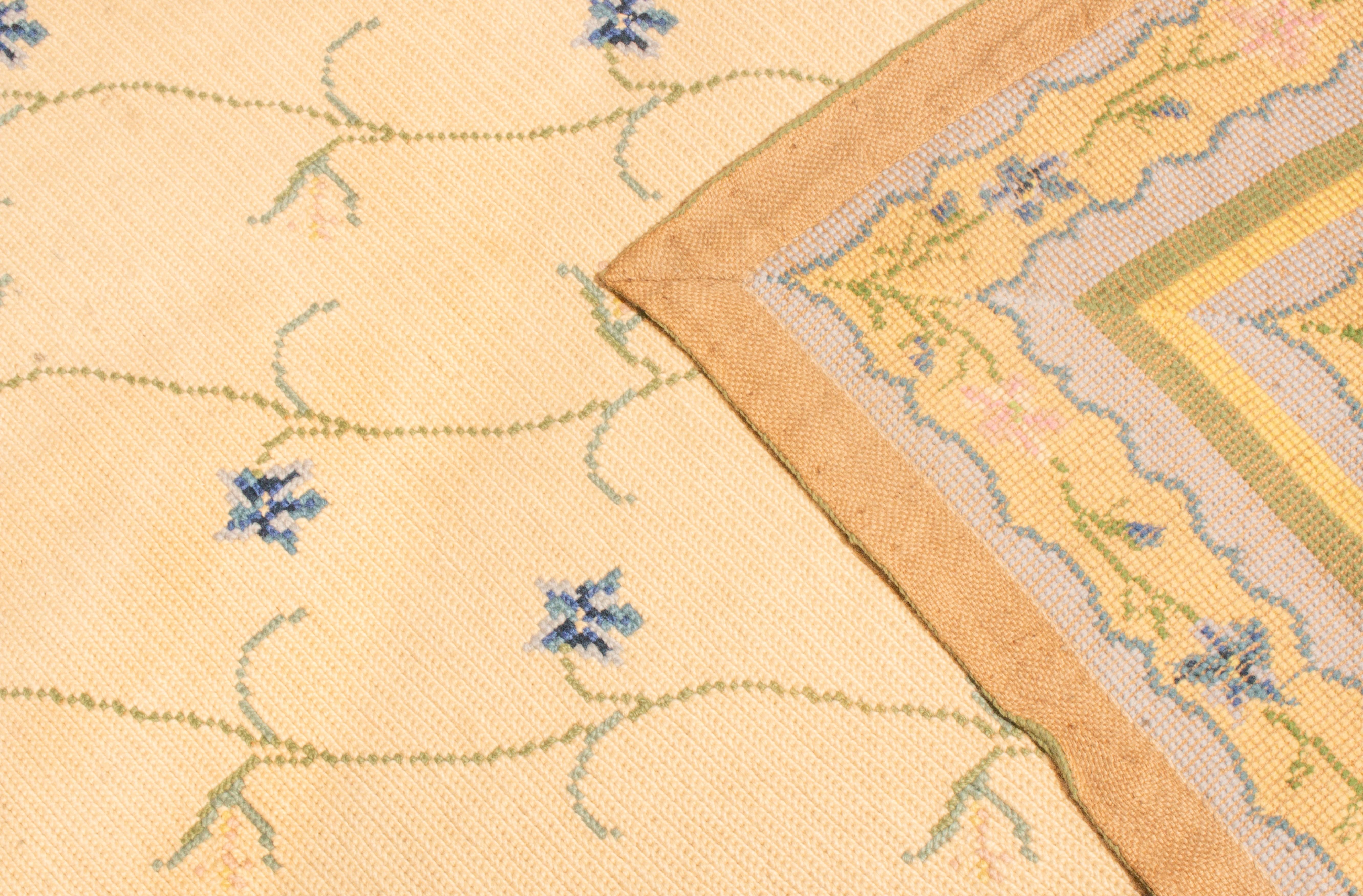 Rug & Kilim Alfombra de punto de aguja de estilo europeo con motivos florales en blanco y amarillo Siglo XXI y contemporáneo en venta