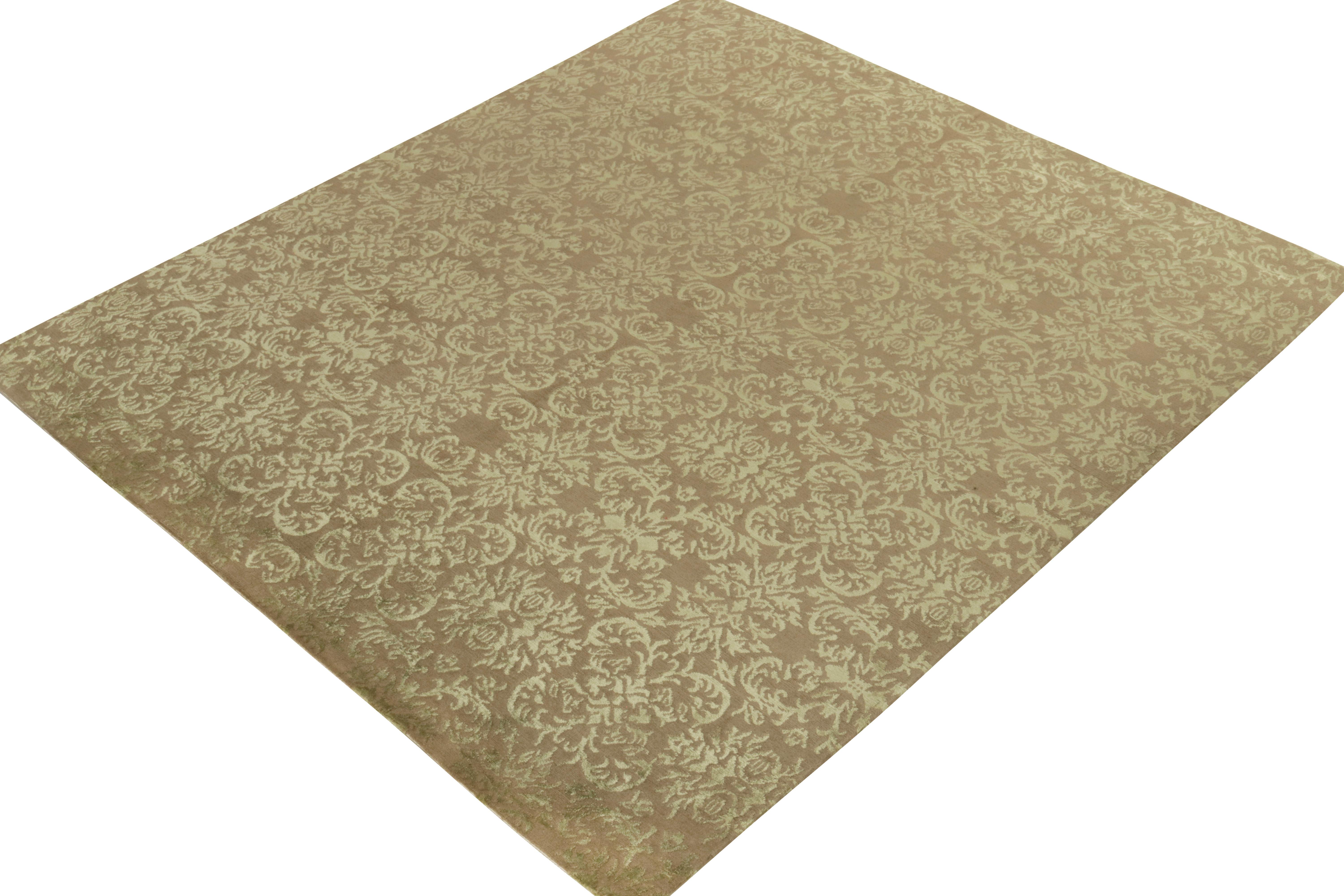 Rug & Kilim Handgeknüpfter Teppich im klassischen europäischen Stil in Beige Brown mit Blumenmuster (Sonstiges) im Angebot