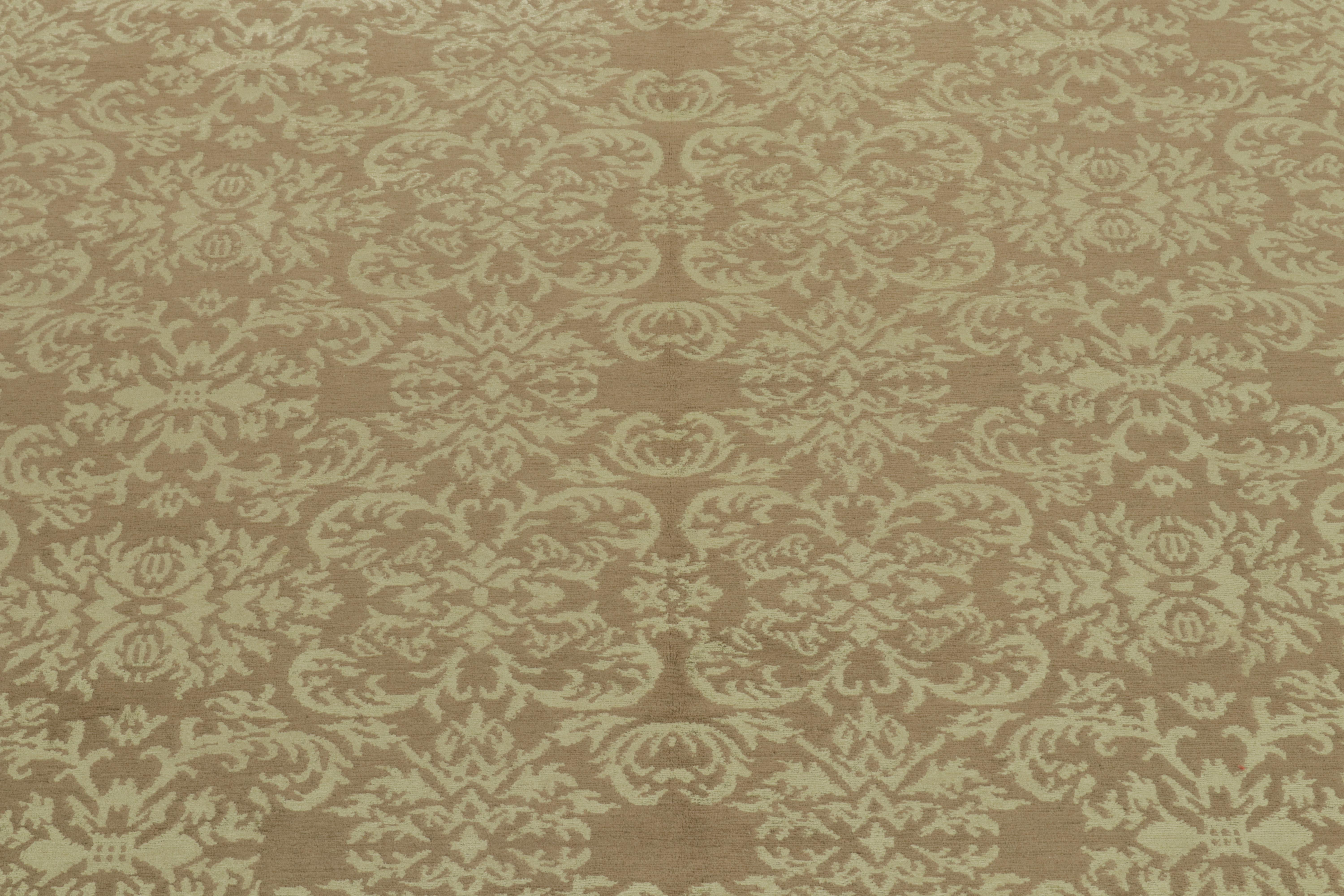 Rug & Kilim Handgeknüpfter Teppich im klassischen europäischen Stil in Beige Brown mit Blumenmuster (Nepalesisch) im Angebot