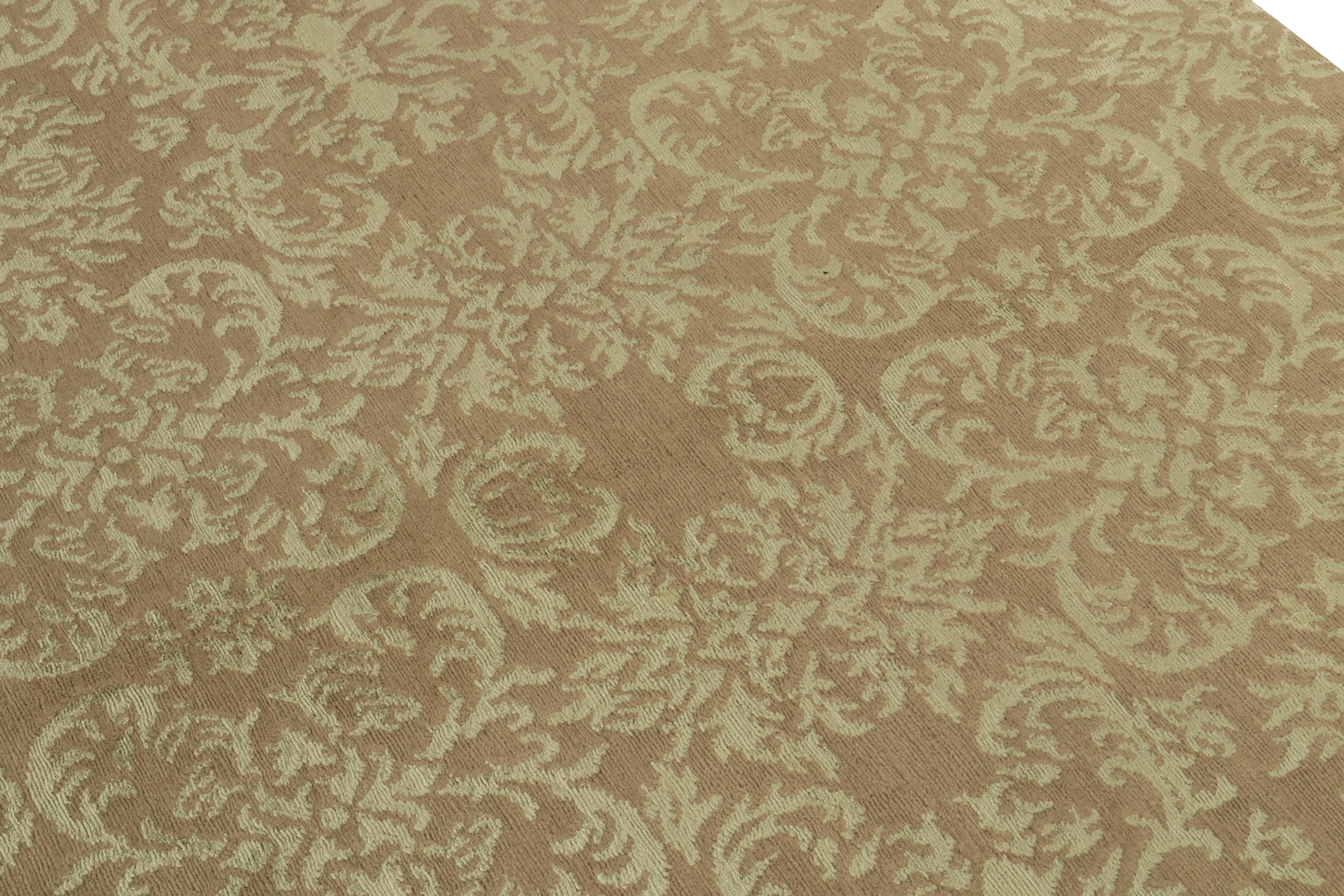 Rug & Kilim Handgeknüpfter Teppich im klassischen europäischen Stil in Beige Brown mit Blumenmuster (Handgewebt) im Angebot