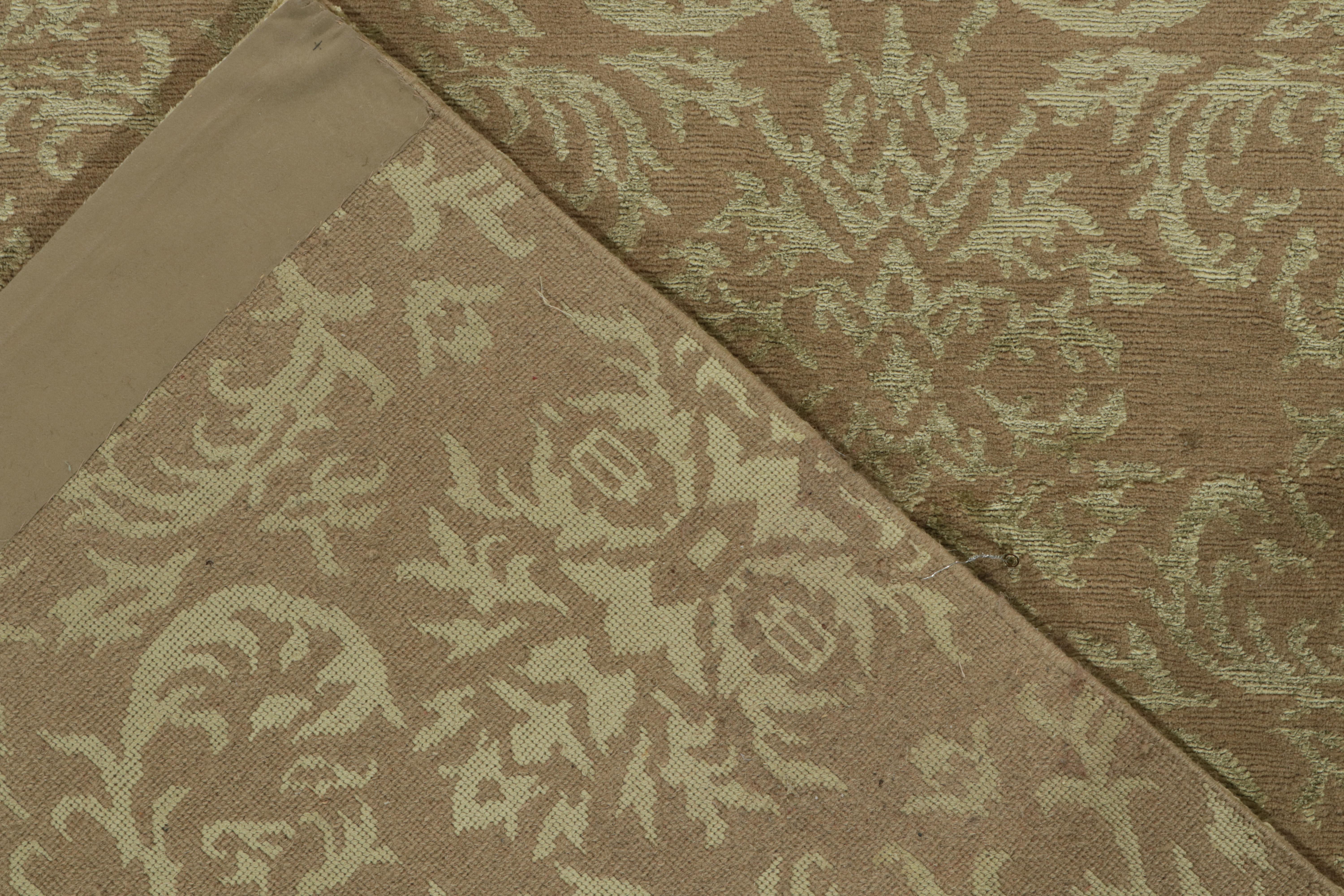 Rug & Kilim Handgeknüpfter Teppich im klassischen europäischen Stil in Beige Brown mit Blumenmuster im Zustand „Gut“ im Angebot in Long Island City, NY
