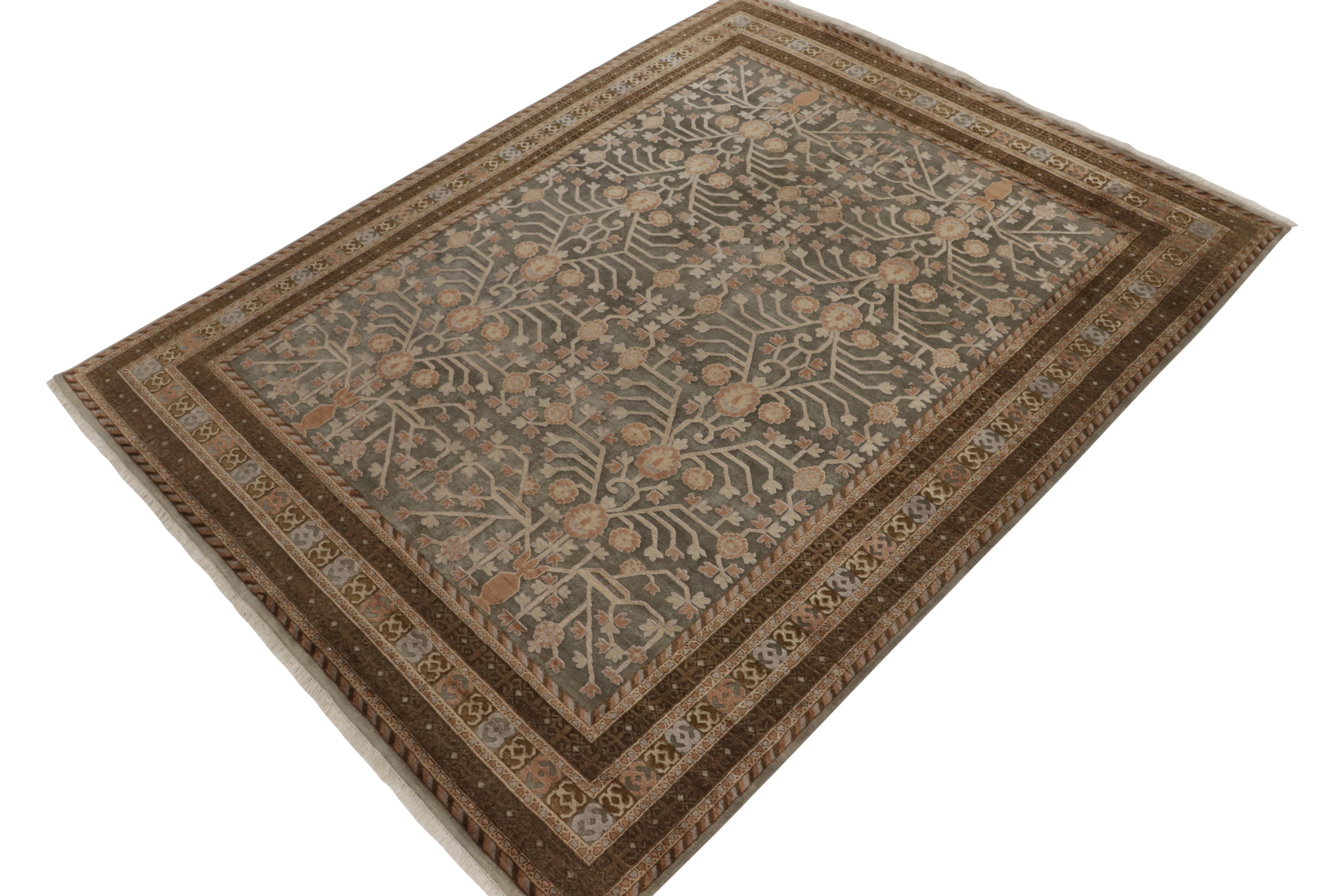 Noué à la main en laine et soie, ce 9x12 de notre collection Modern Classics est une ode aux styles de tapis anciens Khotan-Samarkand. 

Sur le design : La pièce présente une échelle gracieuse et des représentations intrigantes en bleu grisâtre et