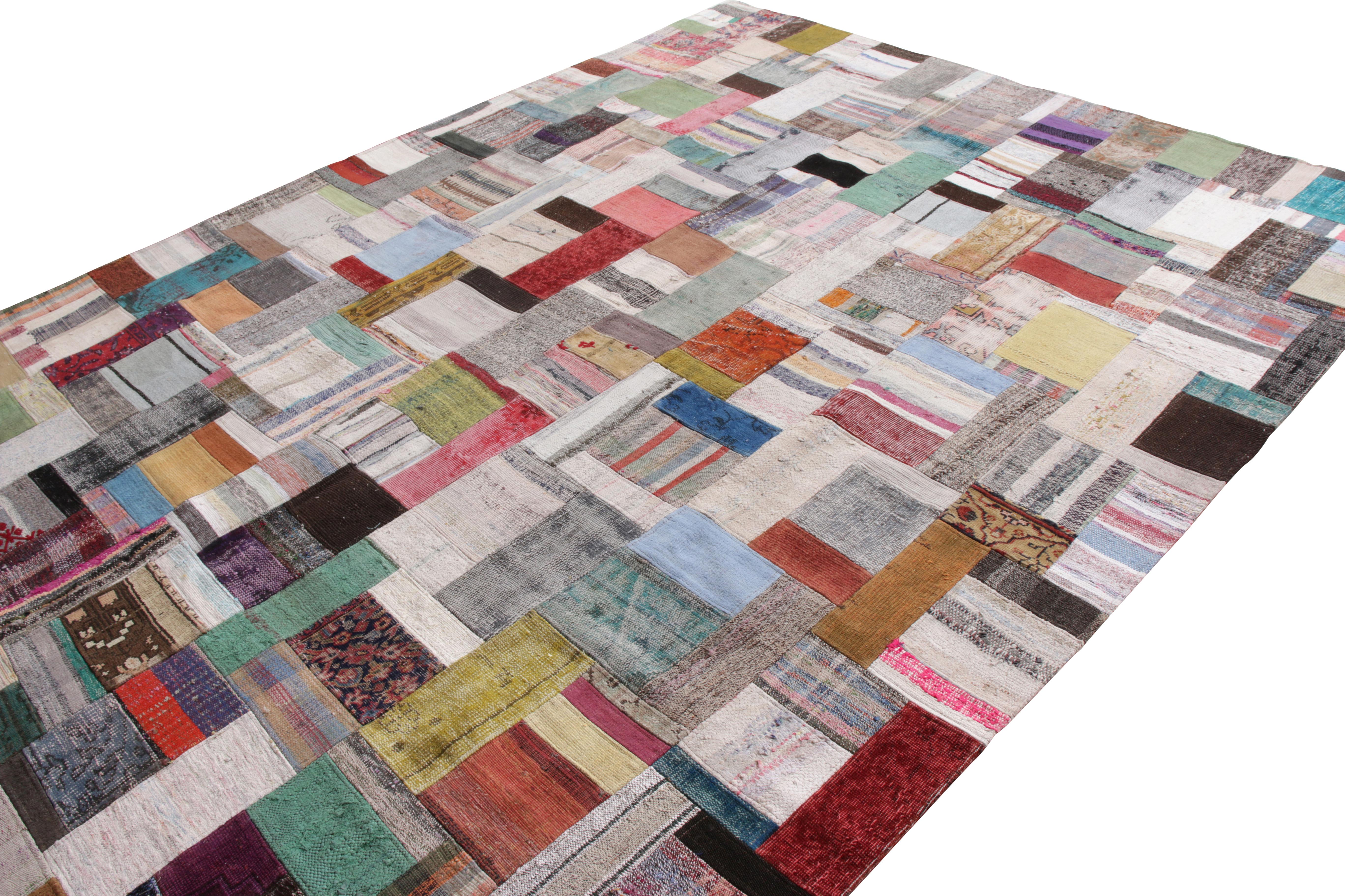 Rug & Kilim Moderner Patchwork-Kilimteppich in Grau mit mehrfarbigem Streifenmuster (Kelim) im Angebot
