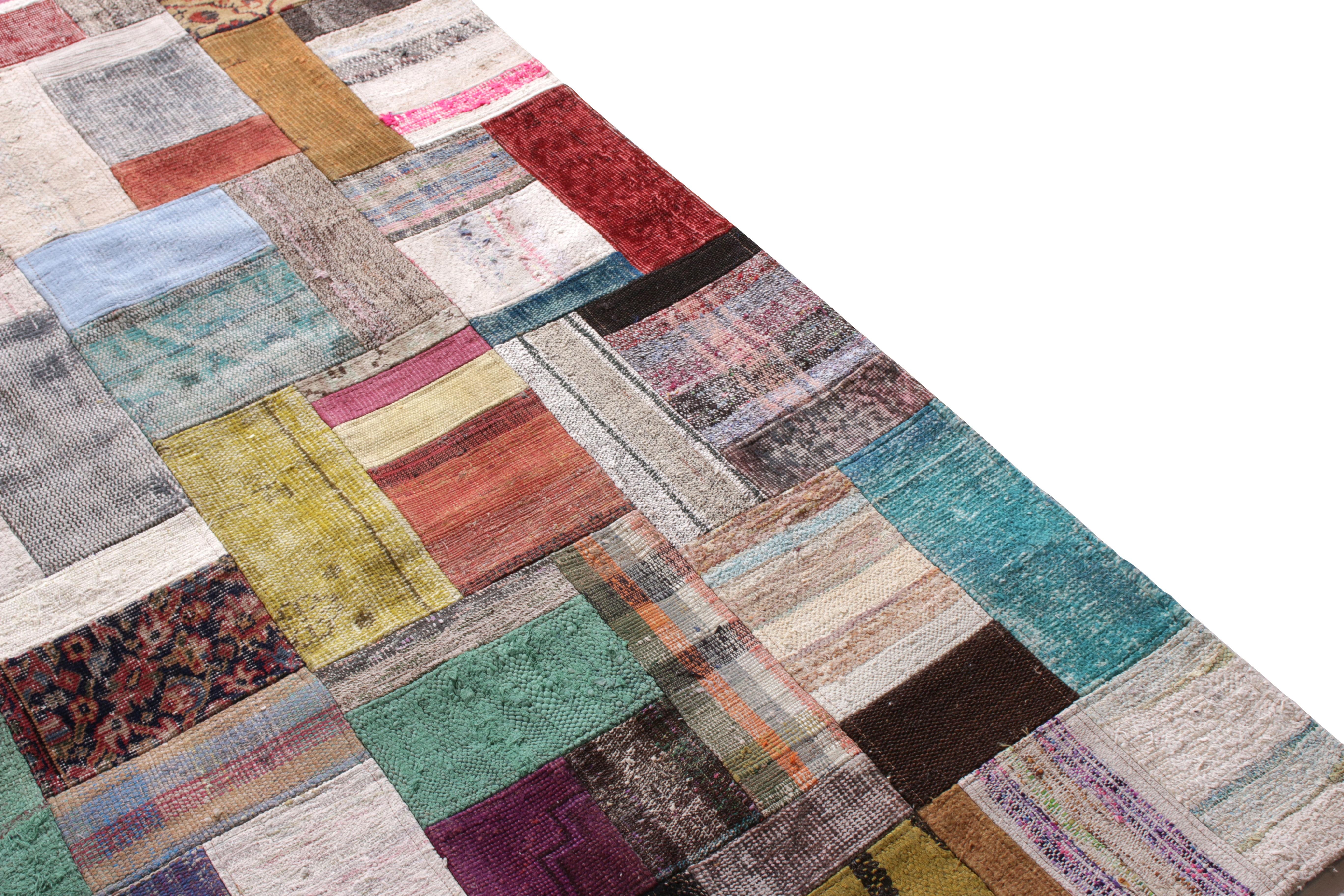 Rug & Kilim Moderner Patchwork-Kilimteppich in Grau mit mehrfarbigem Streifenmuster (Türkisch) im Angebot