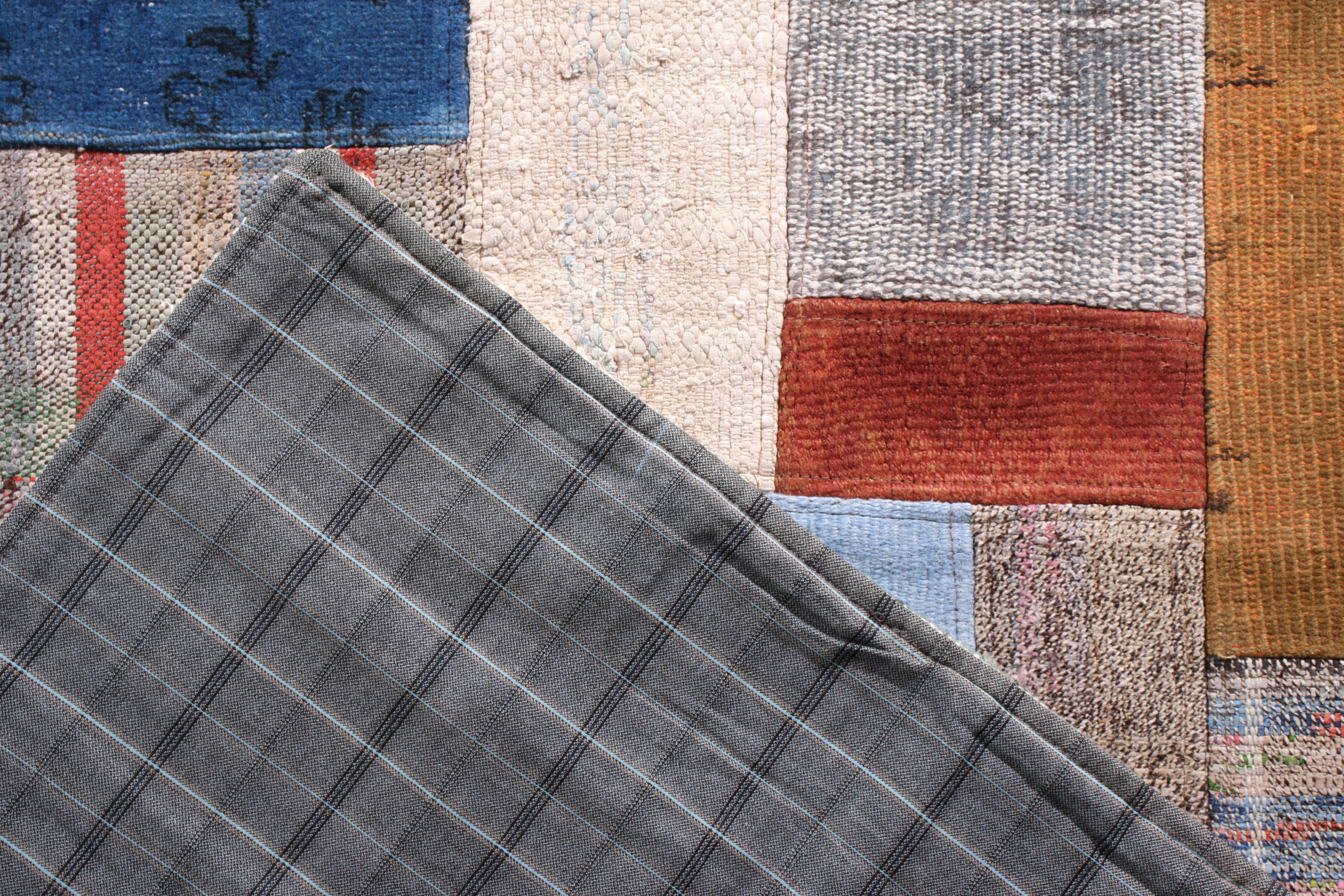 Rug & Kilim Moderner Patchwork-Kilimteppich in Grau mit mehrfarbigem Streifenmuster (Handgewebt) im Angebot