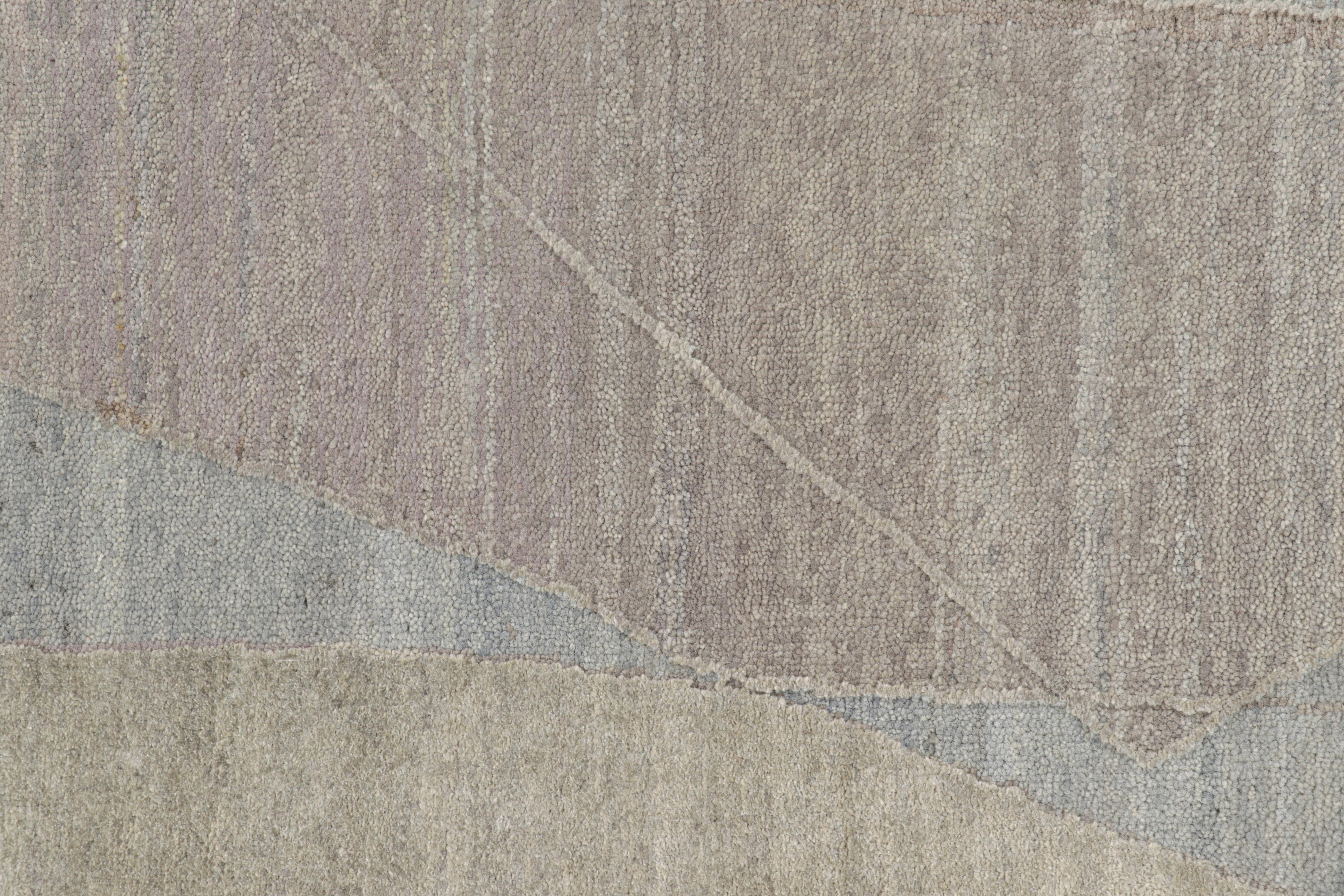 Moderno Rug & Kilim Tappeto moderno con motivi geometrici astratti in beige e grigio in vendita
