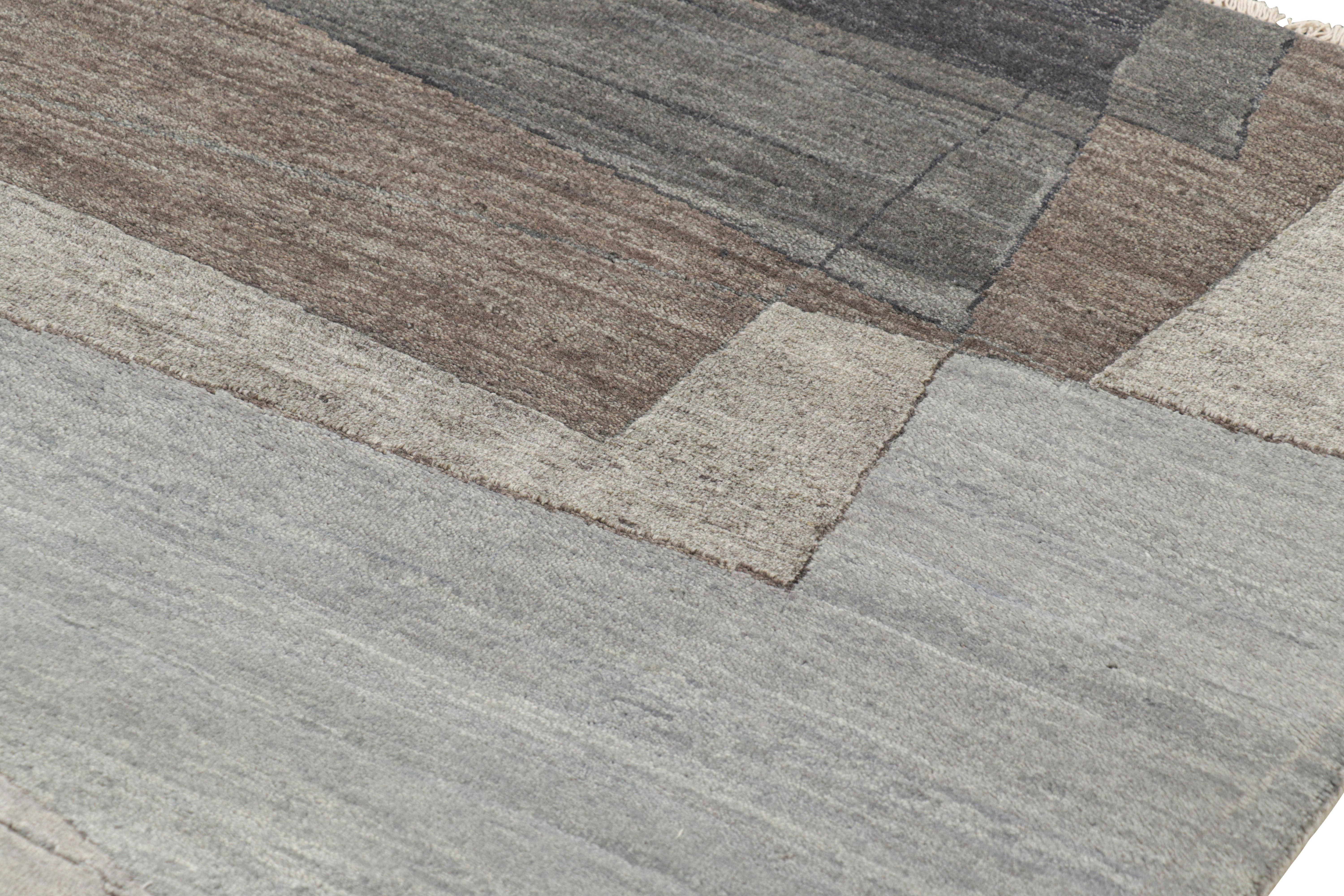 Rug & Kilim Tappeto moderno con motivi geometrici astratti in beige e grigio In condizioni Nuovo in vendita a Long Island City, NY