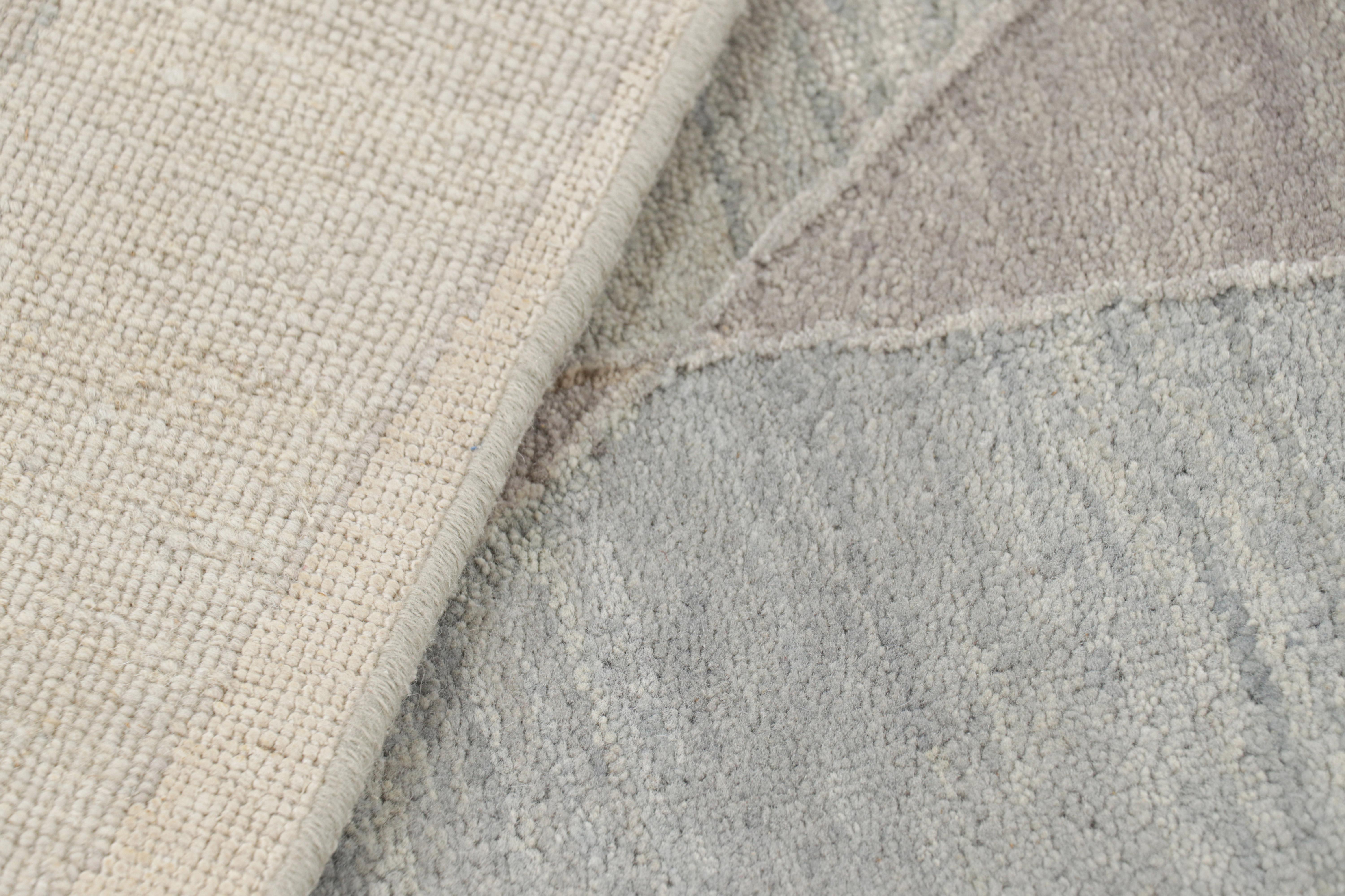 XXI secolo e contemporaneo Rug & Kilim Tappeto moderno con motivi geometrici astratti in beige e grigio in vendita