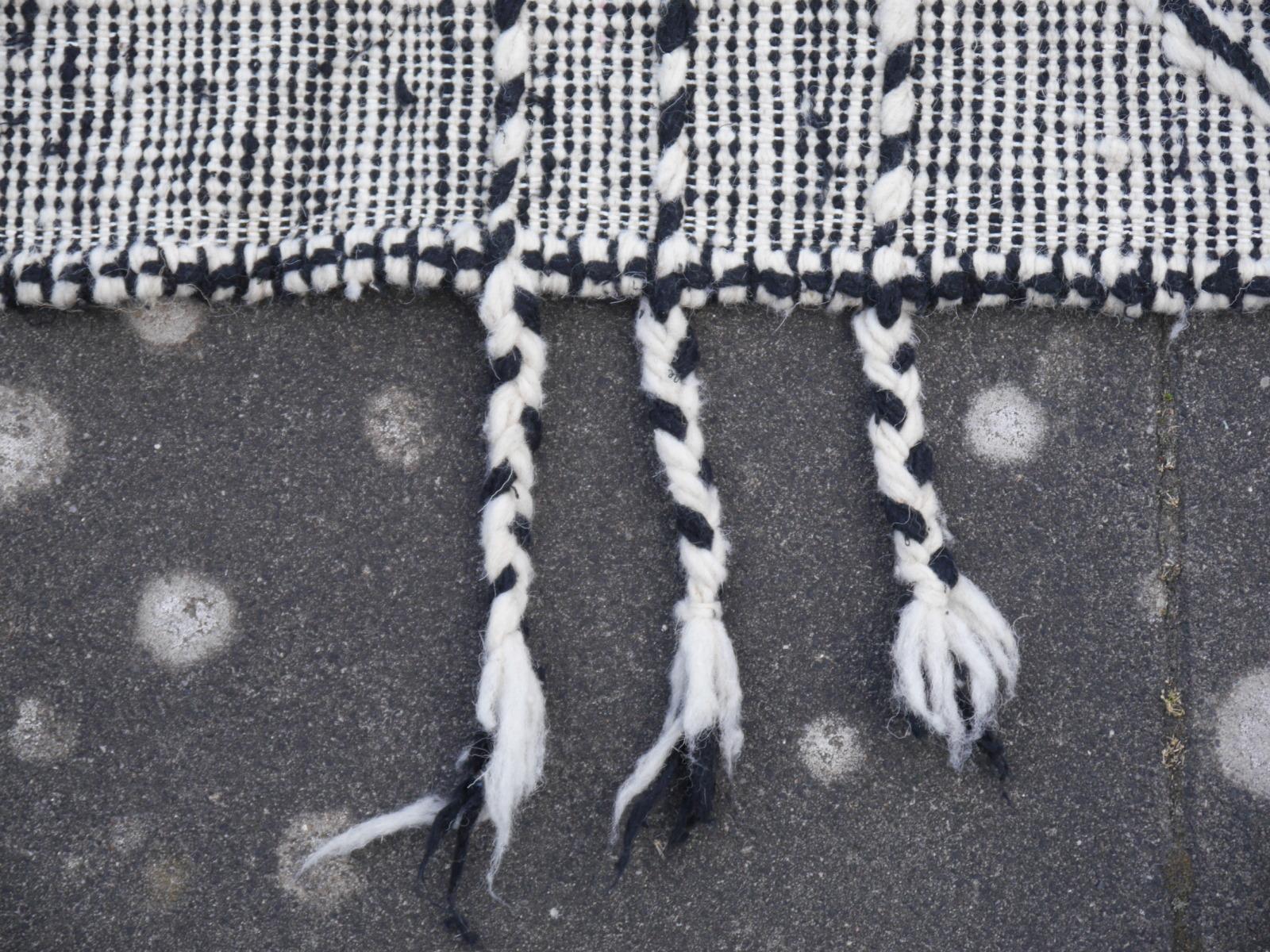 Marokkanischer Flachgewebter Teppich aus schwarzer und weißer Wolle mit Diamanten im Djohari-Design im Angebot 4