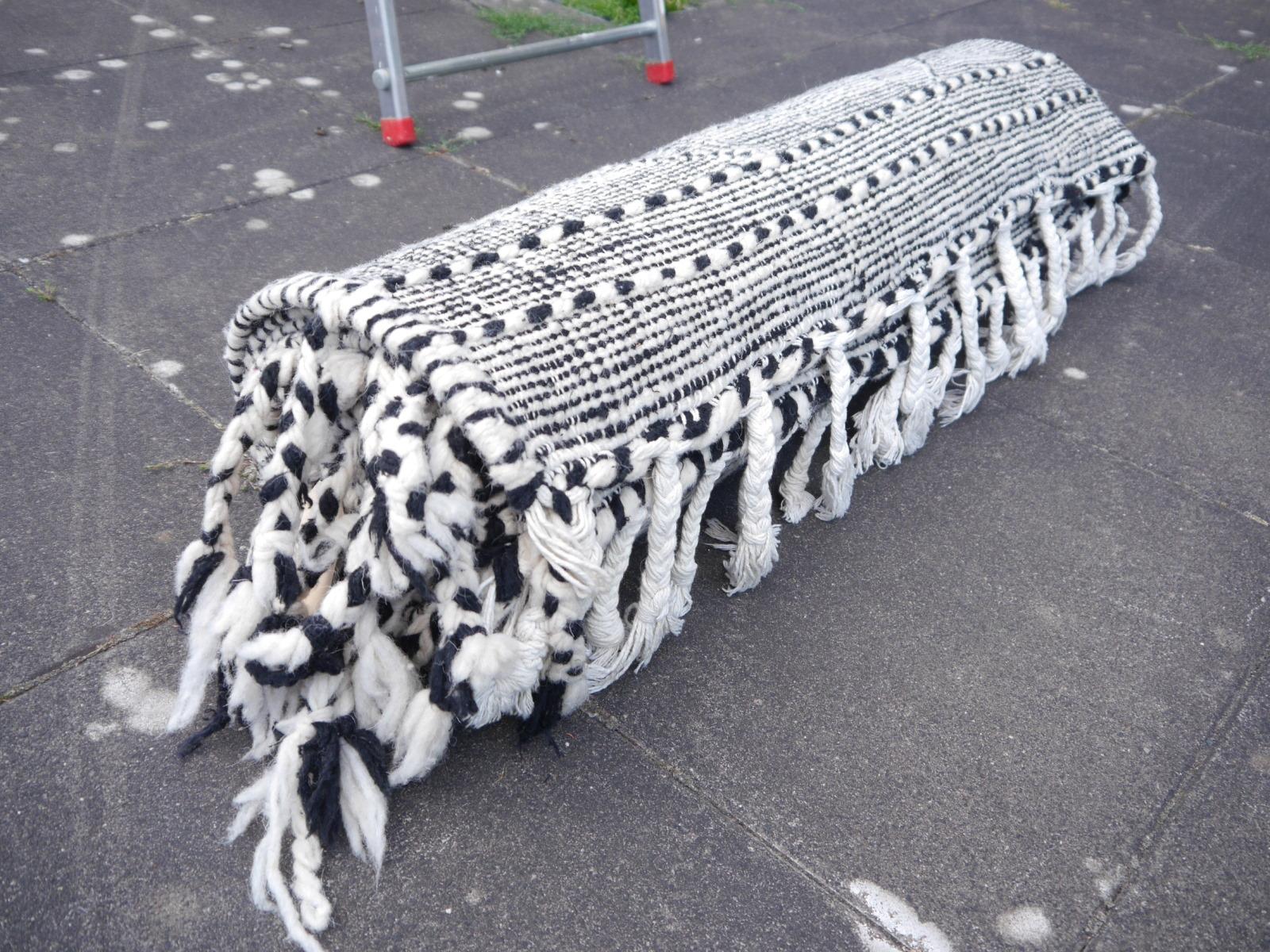 Marokkanischer Flachgewebter Teppich aus schwarzer und weißer Wolle mit Diamanten im Djohari-Design im Angebot 6