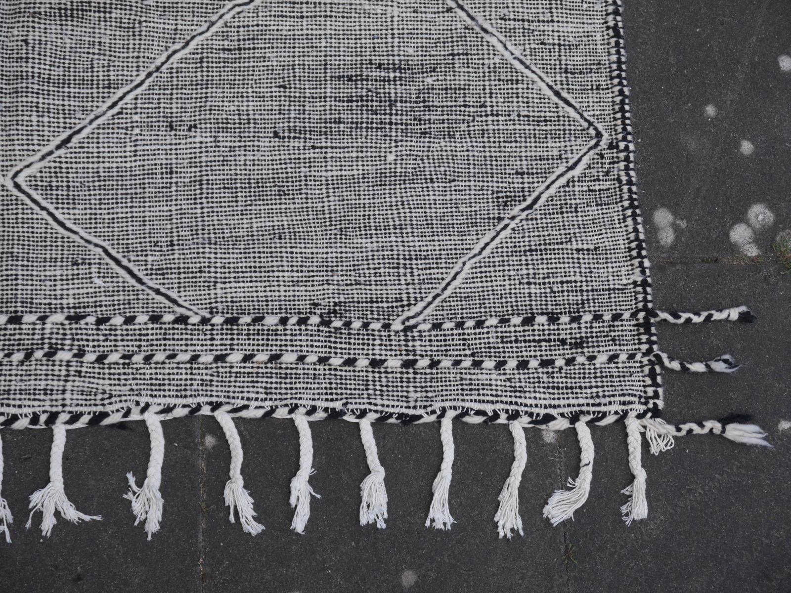 Marokkanischer Flachgewebter Teppich aus schwarzer und weißer Wolle mit Diamanten im Djohari-Design im Angebot 7