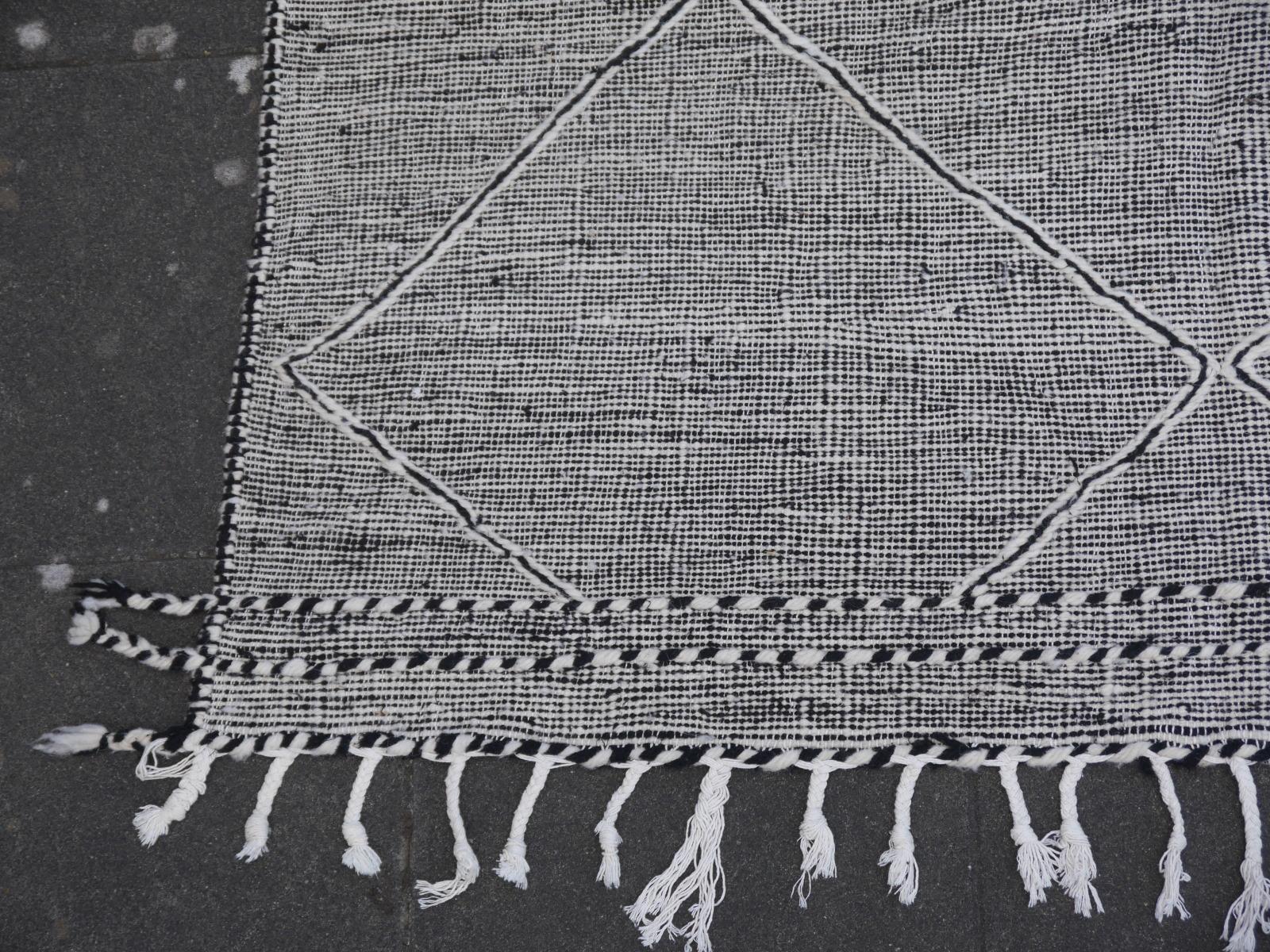 Marokkanischer Flachgewebter Teppich aus schwarzer und weißer Wolle mit Diamanten im Djohari-Design im Angebot 8