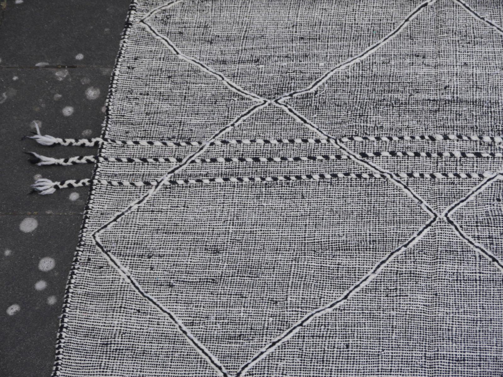Marokkanischer Flachgewebter Teppich aus schwarzer und weißer Wolle mit Diamanten im Djohari-Design im Angebot 9